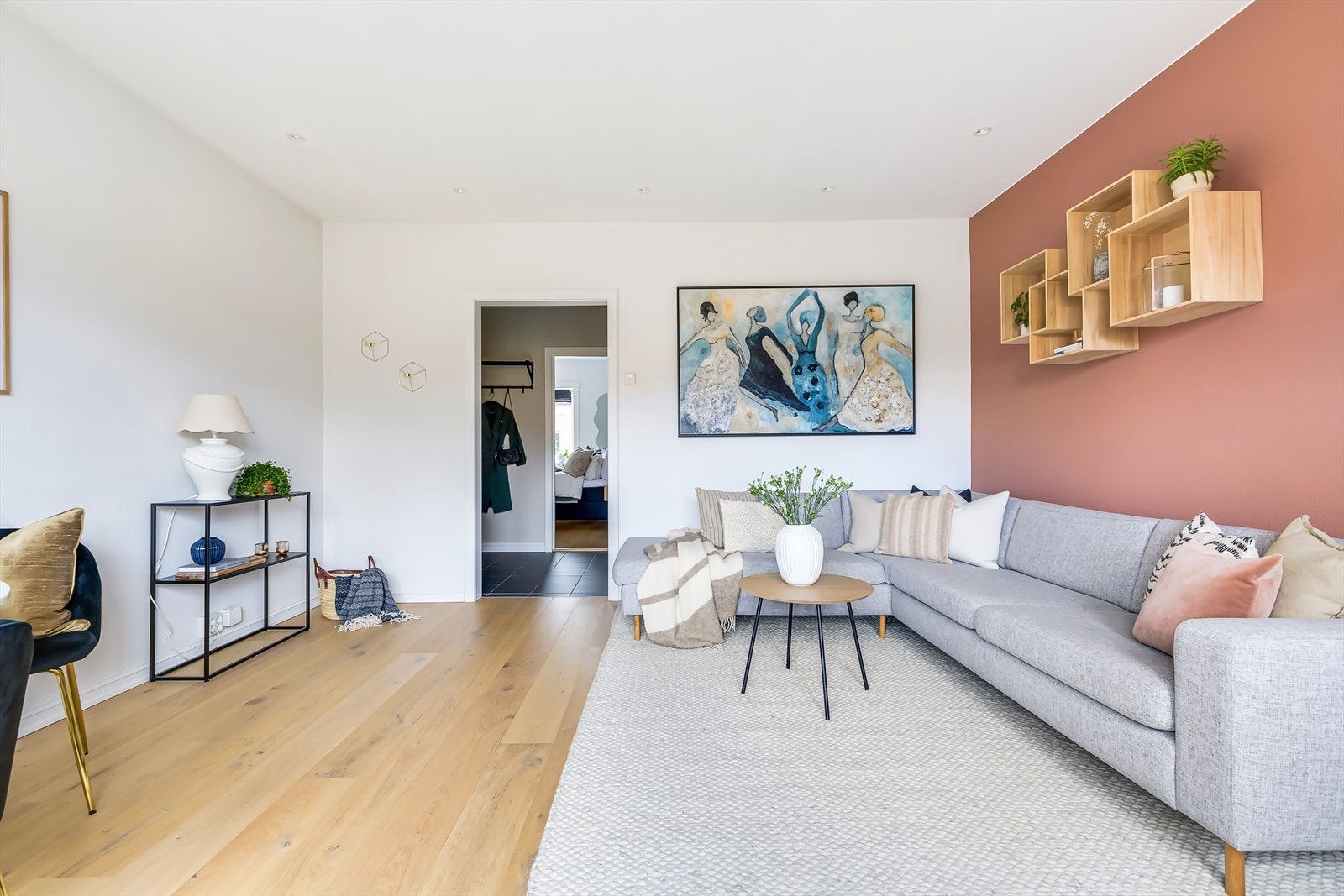 Det er enstavs eikeparkett på gulvet og downlights i tak Galleribilde
