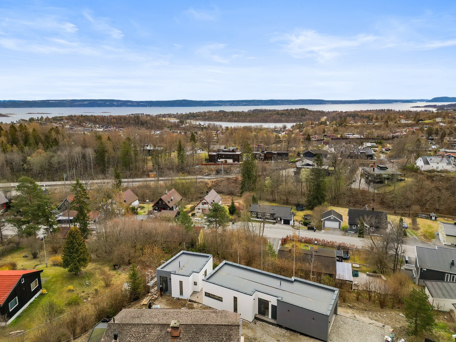 Nybygget del av tomannsbolig over to etasjer med tre soverom, to bad og dobbel garasje. Galleribilde
