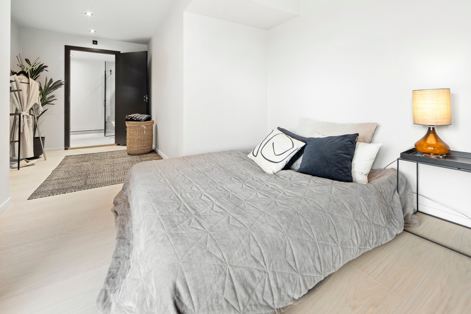 Hovedsoverommet har utgang til terrasse samt tilgang til eget baderom og walk-in-garderobe. Galleribilde