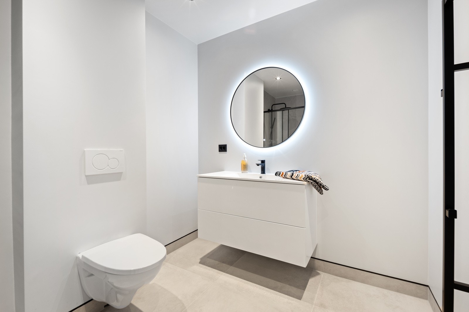 Badet er innredet med dusjnisje, servant med skuffeseksjon og vegghengt klosett. Galleribilde