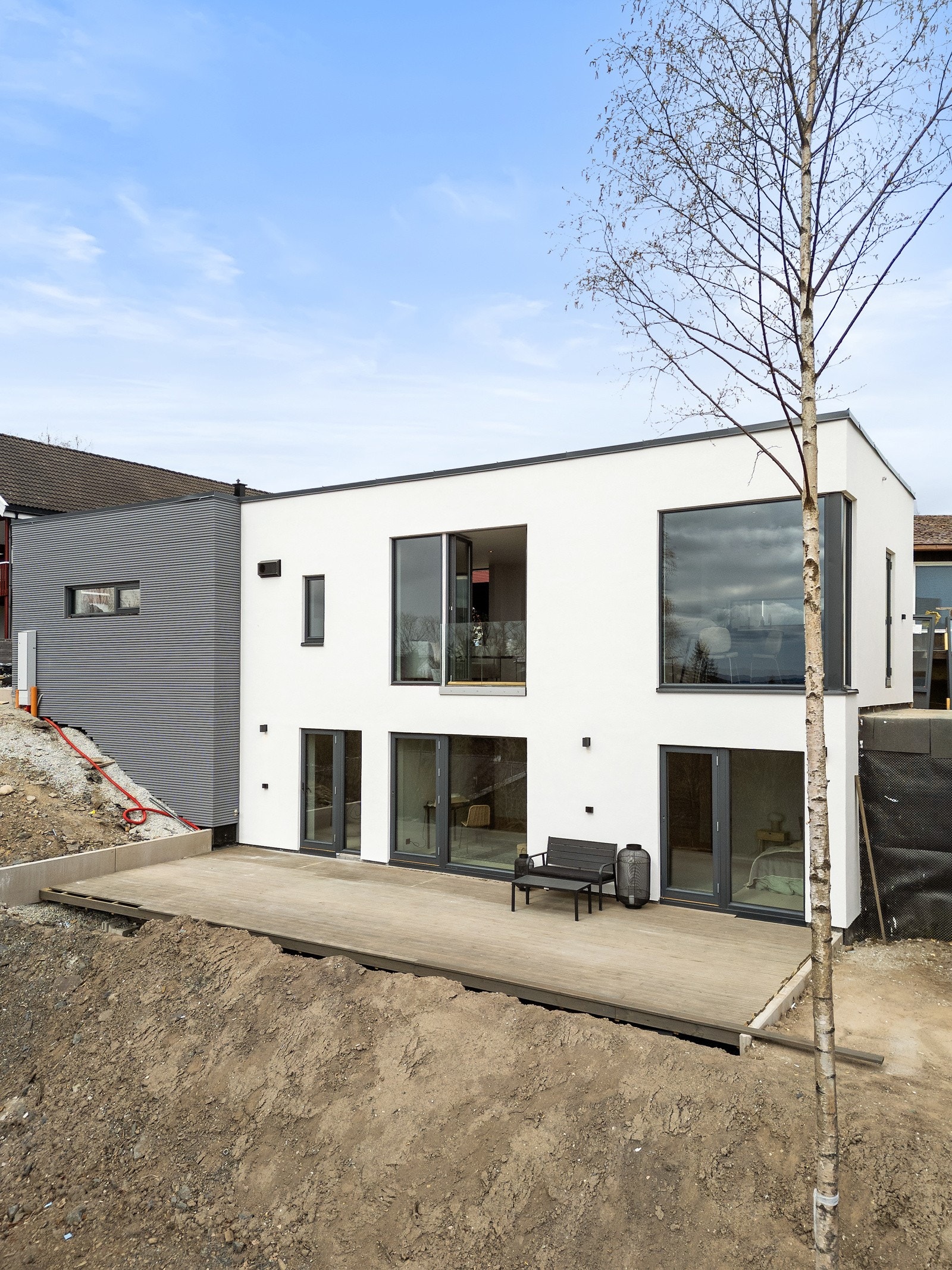 Stor markterrasse med god plass til flere sittegrupper. Galleribilde