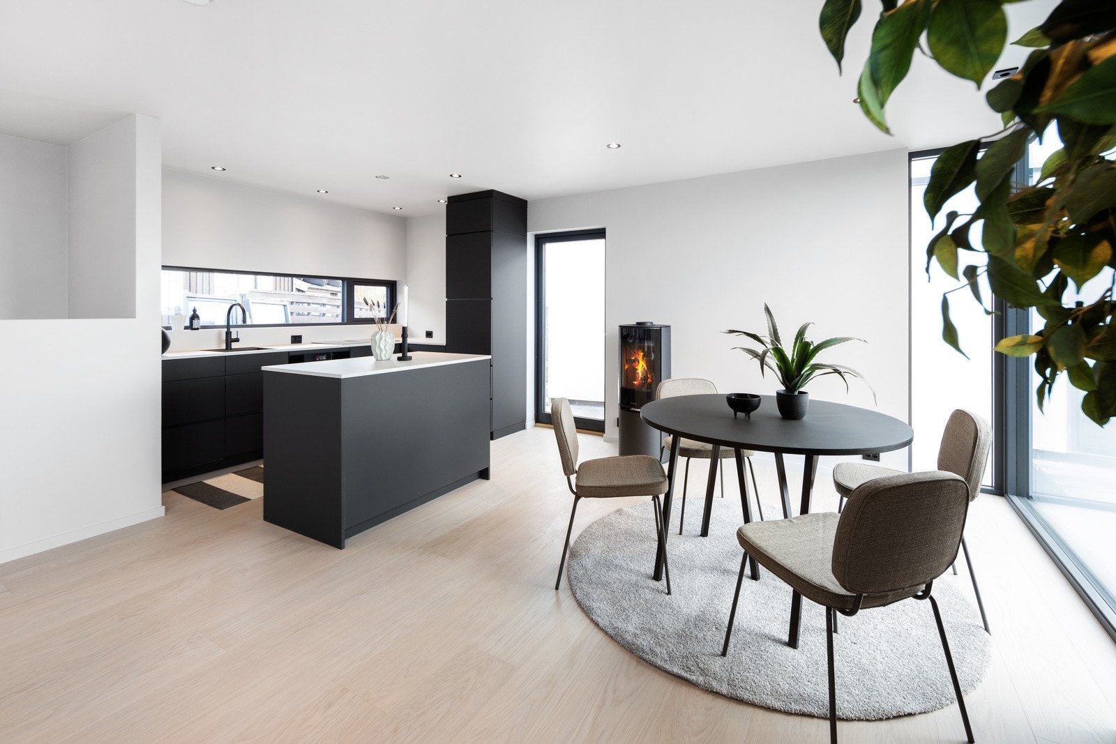 Åpen løsning mellom stue og kjøkken som gir en luftig romfølelse. Galleribilde