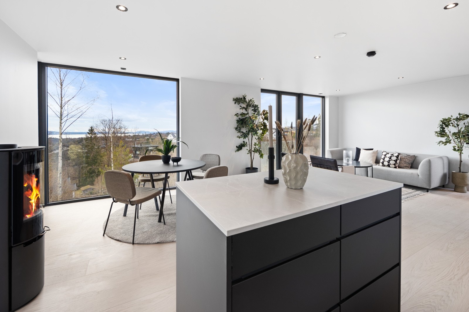 Boligen er moderne og delikat med store vindusflater som slipper inn godt med naturlig lys. Galleribilde