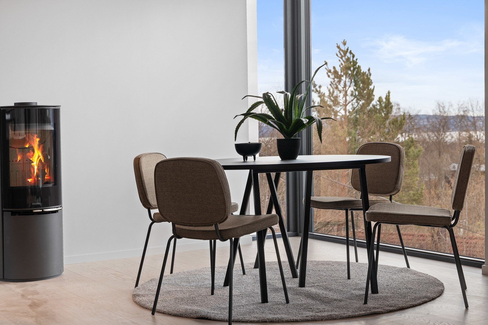 God plass til spisestue i tilknytning til kjøkkenet. Galleribilde