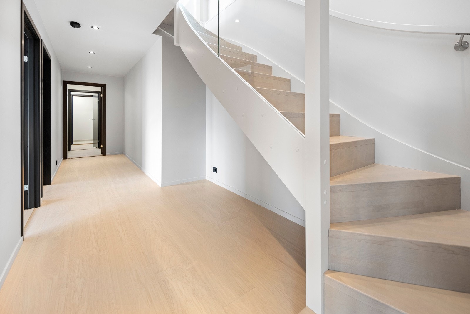 Gang i underetasjen. Her er det god plass til garderobeløsning, eller annen oppbevaringsløsning. Galleribilde