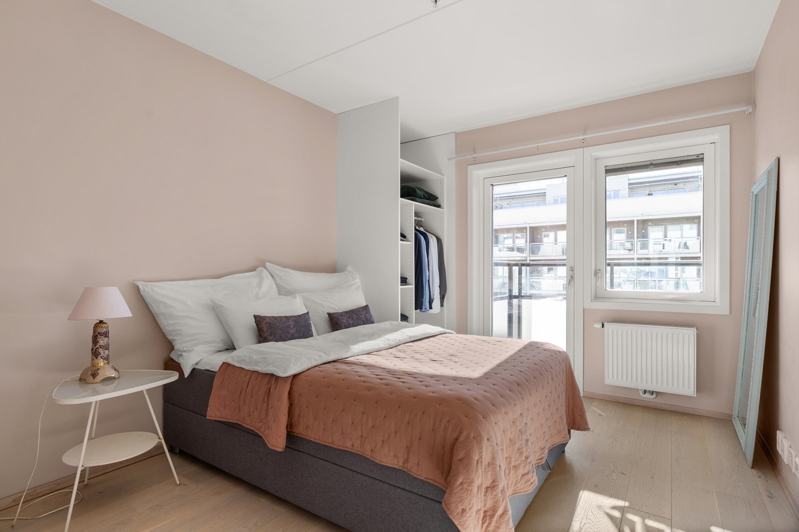 Hovedsoverommet er av fin størrelse med god plass til stor seng og nattbord. Galleribilde