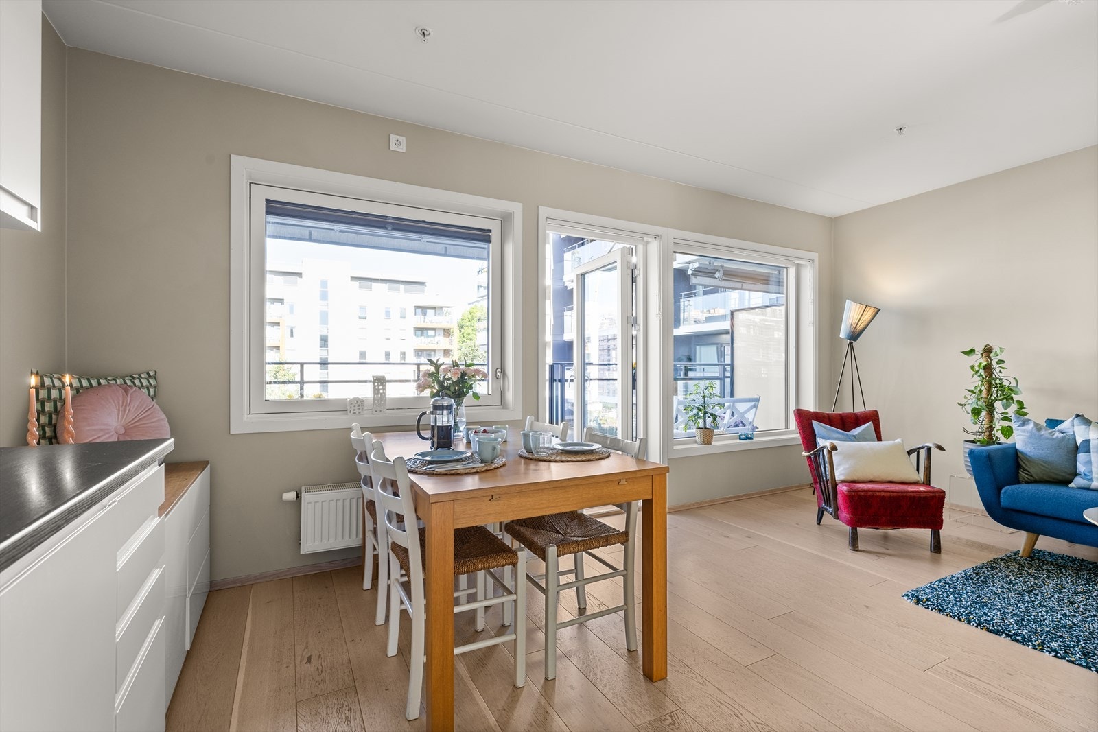 Plass til stort spisebord - perfekt for sosiale stunder med venner og familie. Galleribilde