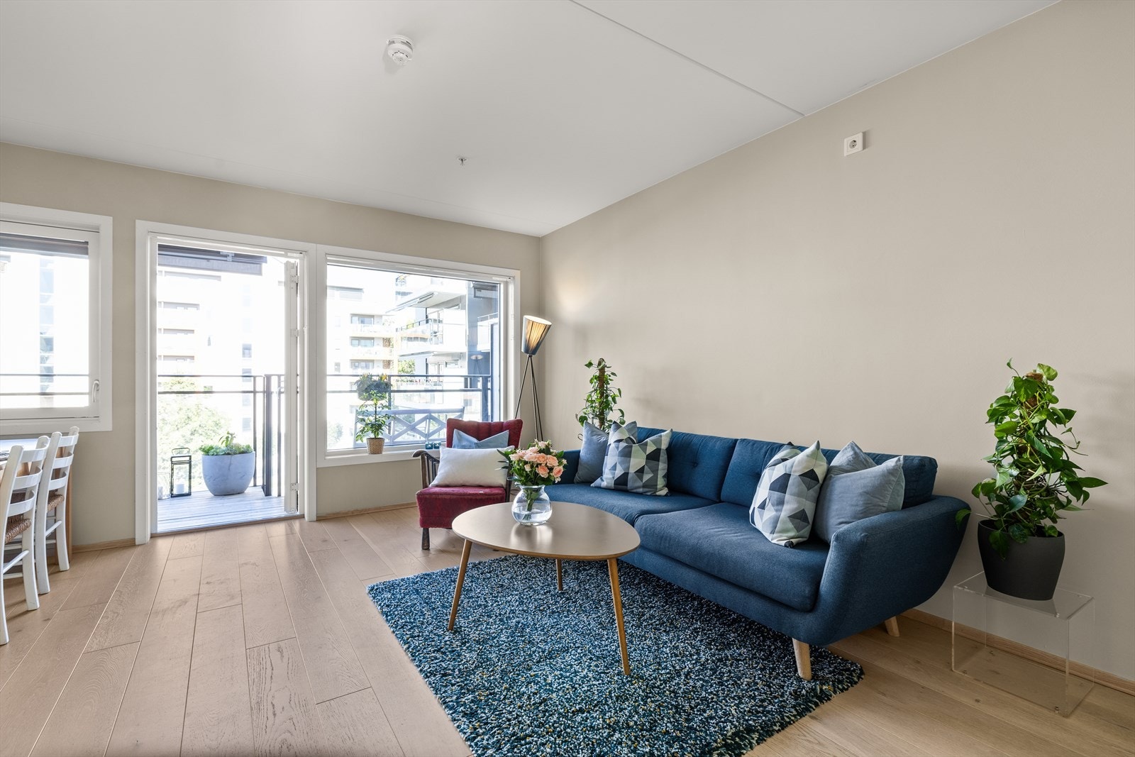 Stuen er romslig og har plass til både sofagruppe, salongbord og annet ønsket møblement. Galleribilde