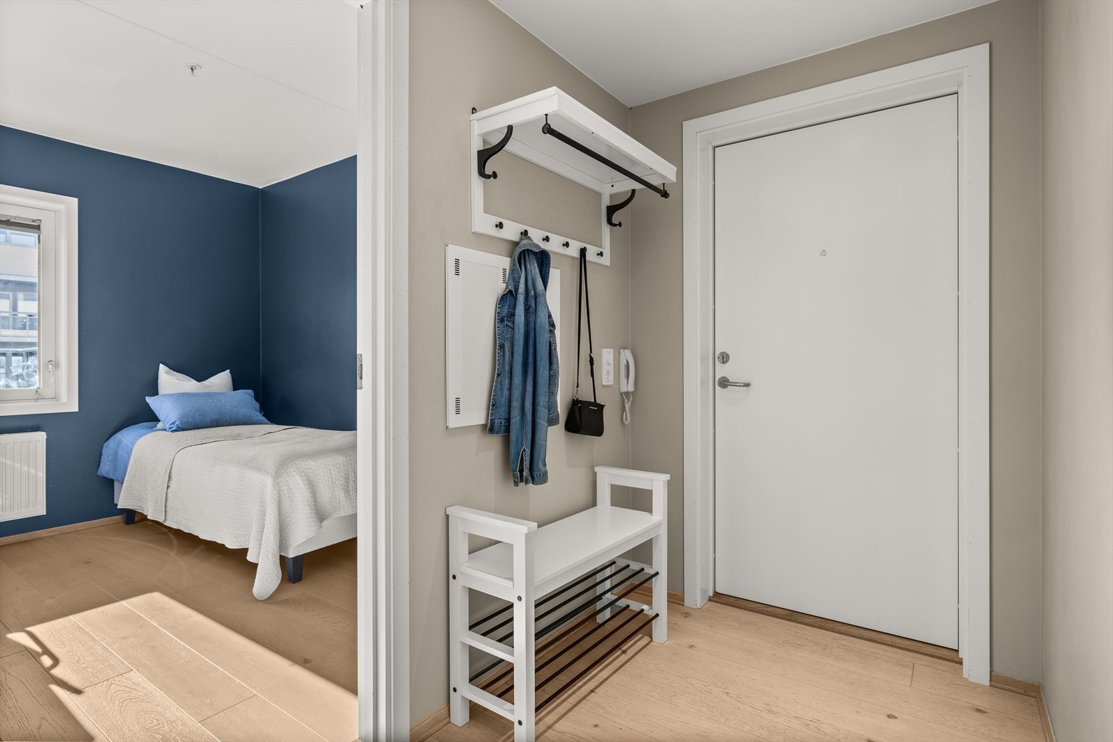 Pen entré med plass til å henge fra seg yttertøy - Velkommen hjem! Galleribilde