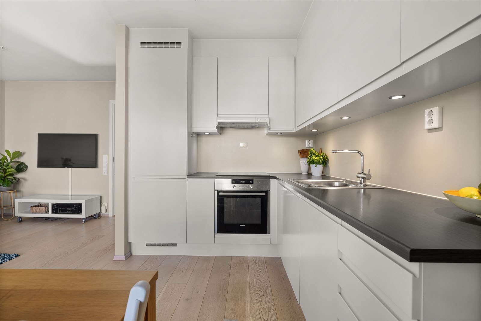 Innredningen har fremstår med glatte fronter samt laminat benkeplate med oppvaskkum og 1-greps blandebatteri. Galleribilde