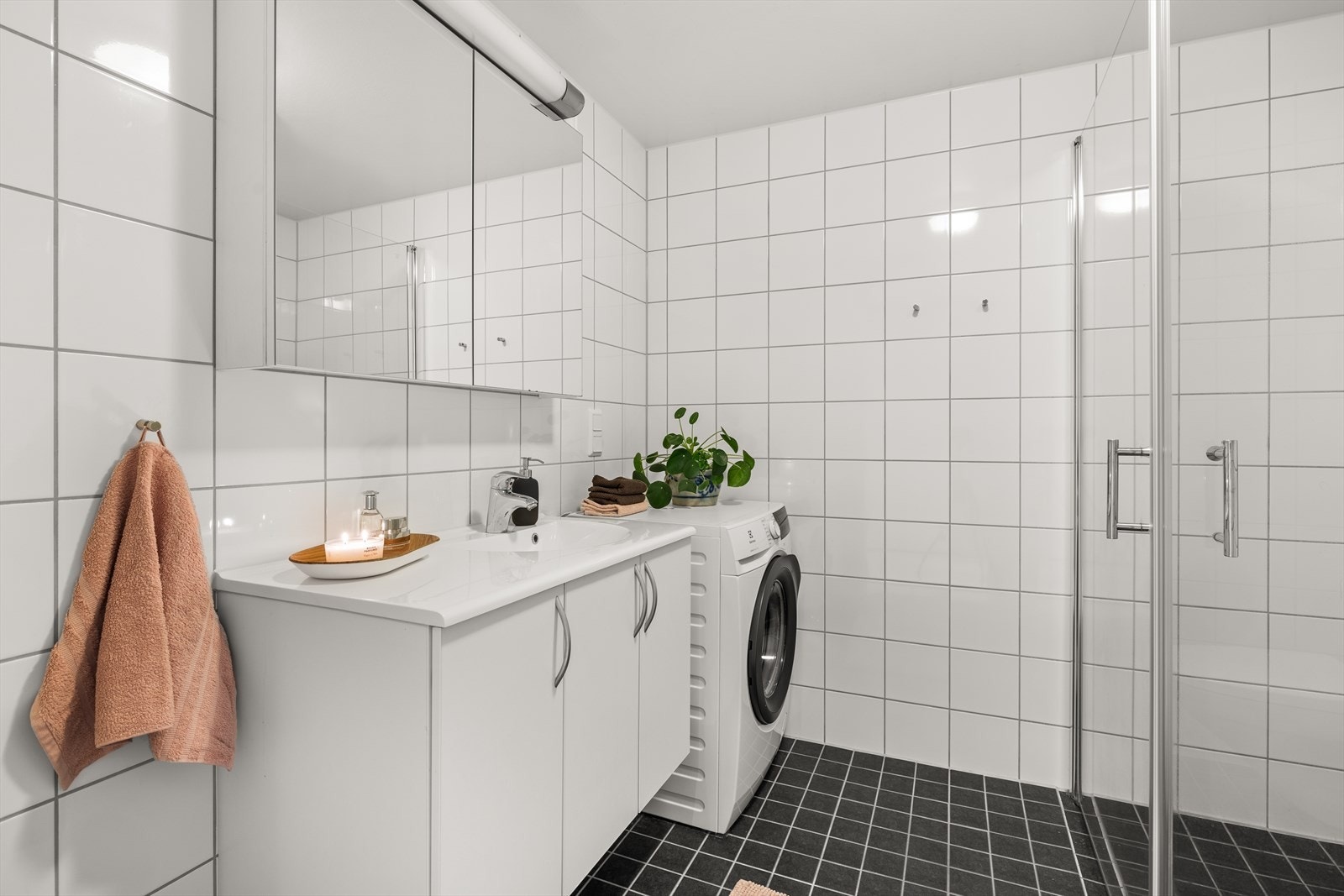 Badet er bygget i 2015 - med flislagt gulv og underliggende gulvvarme. Galleribilde