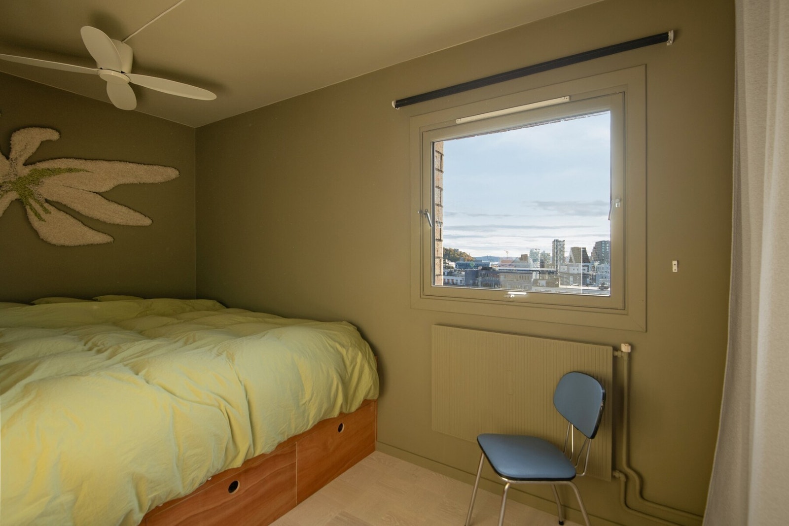 Hovedsoverommet er romslig og funksjonelt med en plassbygd seng fra 2020 som har integrert oppbevaring under. Galleribilde