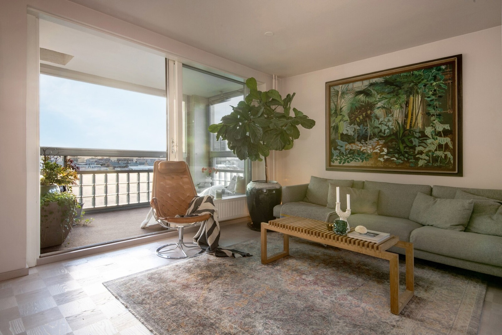 Stuen er lys og romslig med store vinduer og en balkongdør som slipper inn rikelig med naturlig sollys. Galleribilde