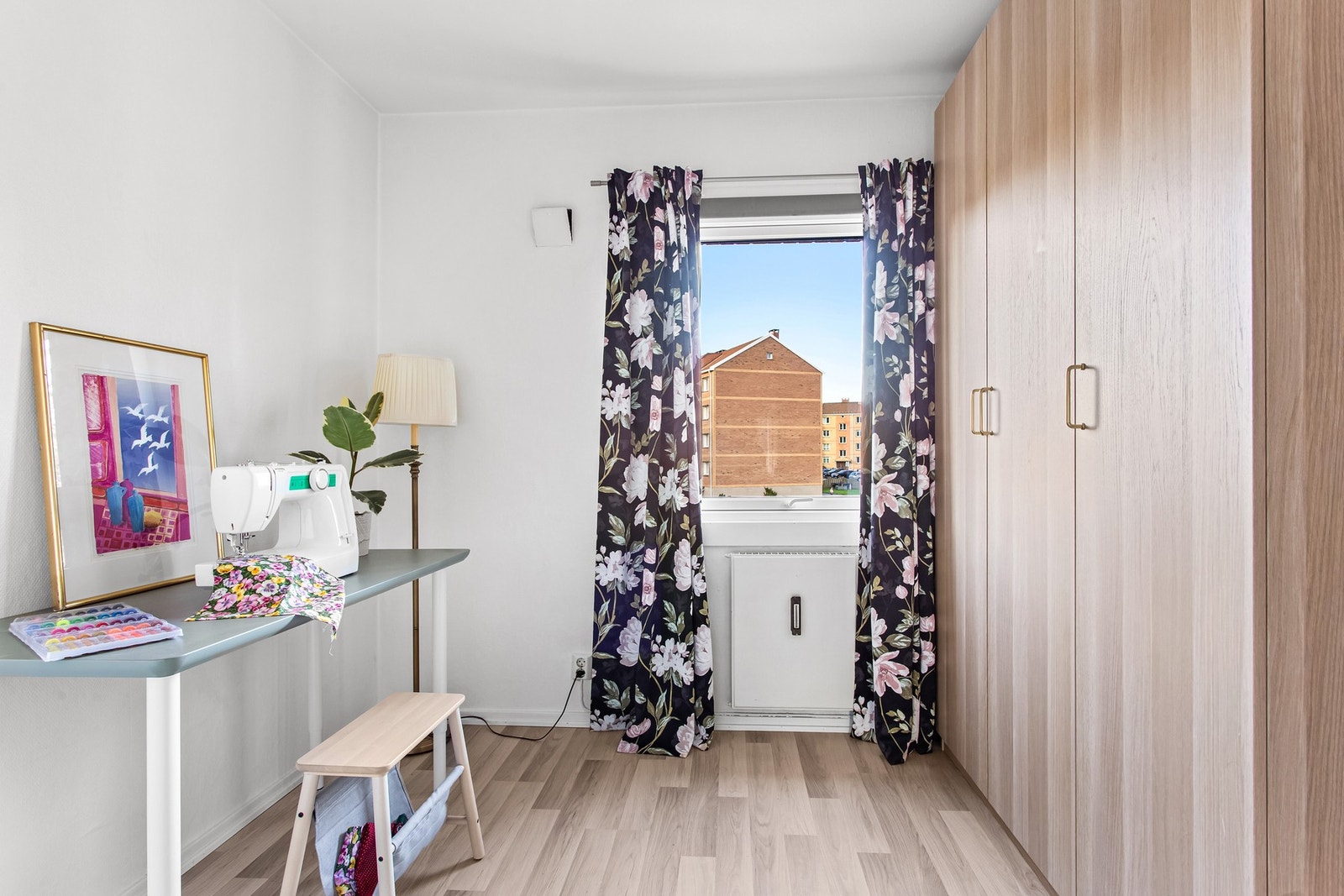 Soverom II er av litt mindre størrelse og passer utmerket til barnerom, gjesterom eller hjemmekontor. Medfølgende, romslig garderobeløsning. Galleribilde