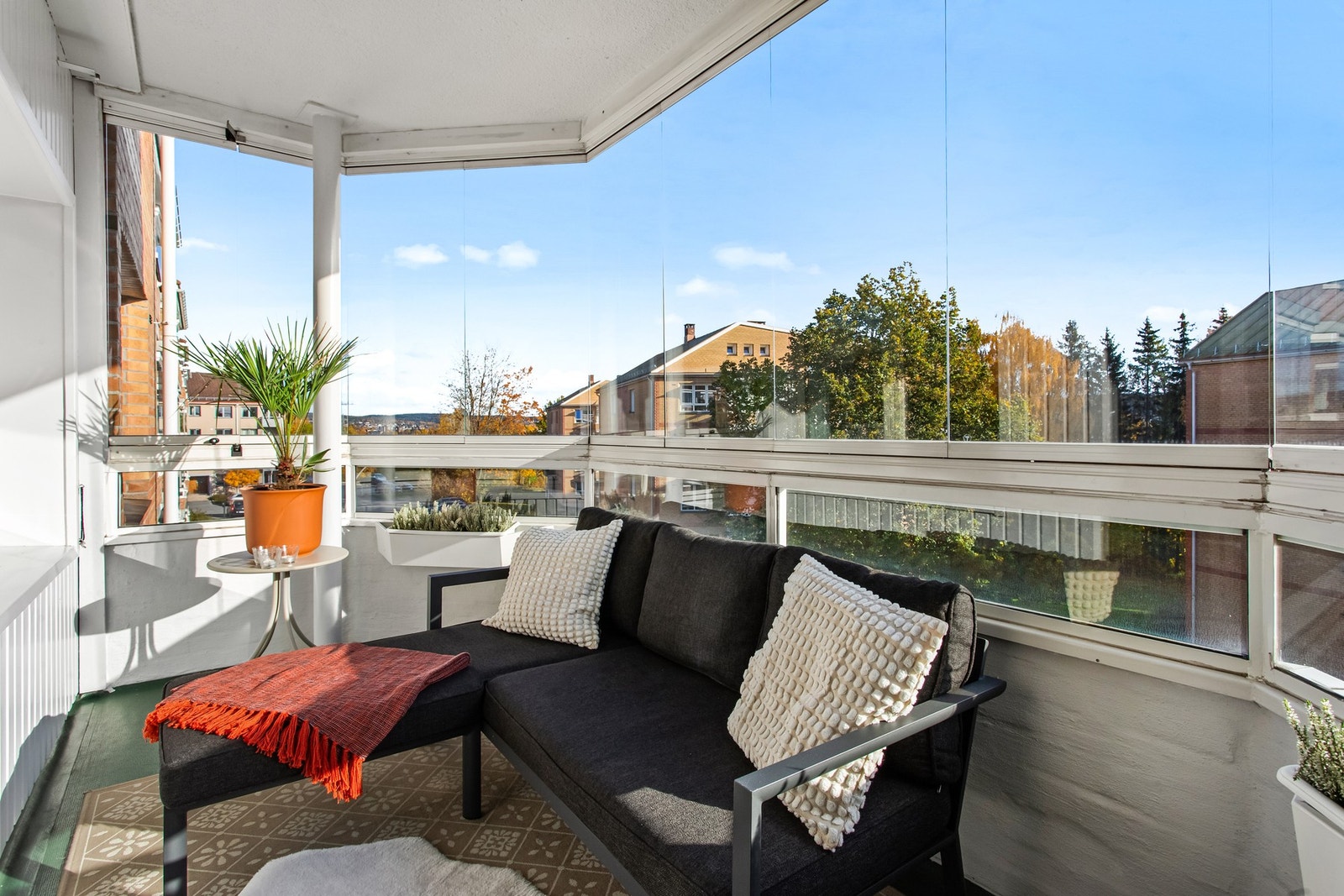 Fra stuen har du utgang til en sydvendt, innglasset balkong med gode solforhold og flott utsyn til fellesarealer og nærområdet. Galleribilde