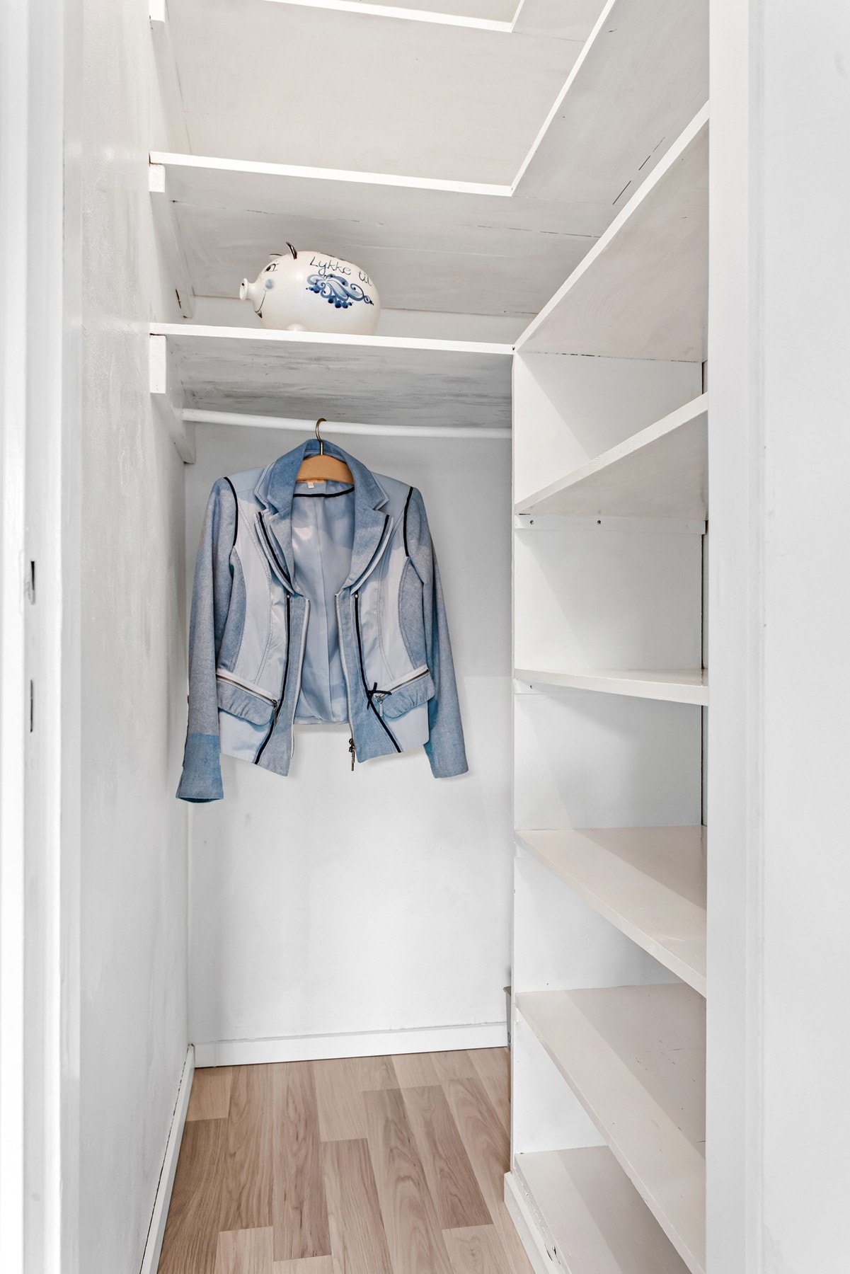 Direkte tilknytning til innvendig bod som kan benyttes som praktisk walk-in. Monterte hylleløsninger. Galleribilde