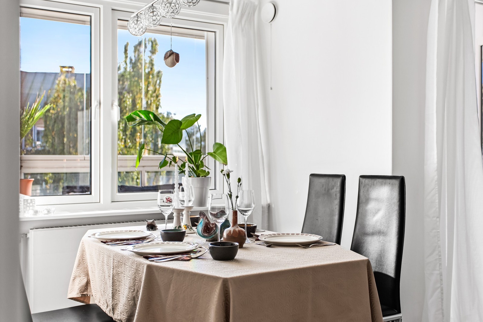 Gjennom de gode vindusflatene kan ny nyte utsikten over nabolaget. Galleribilde