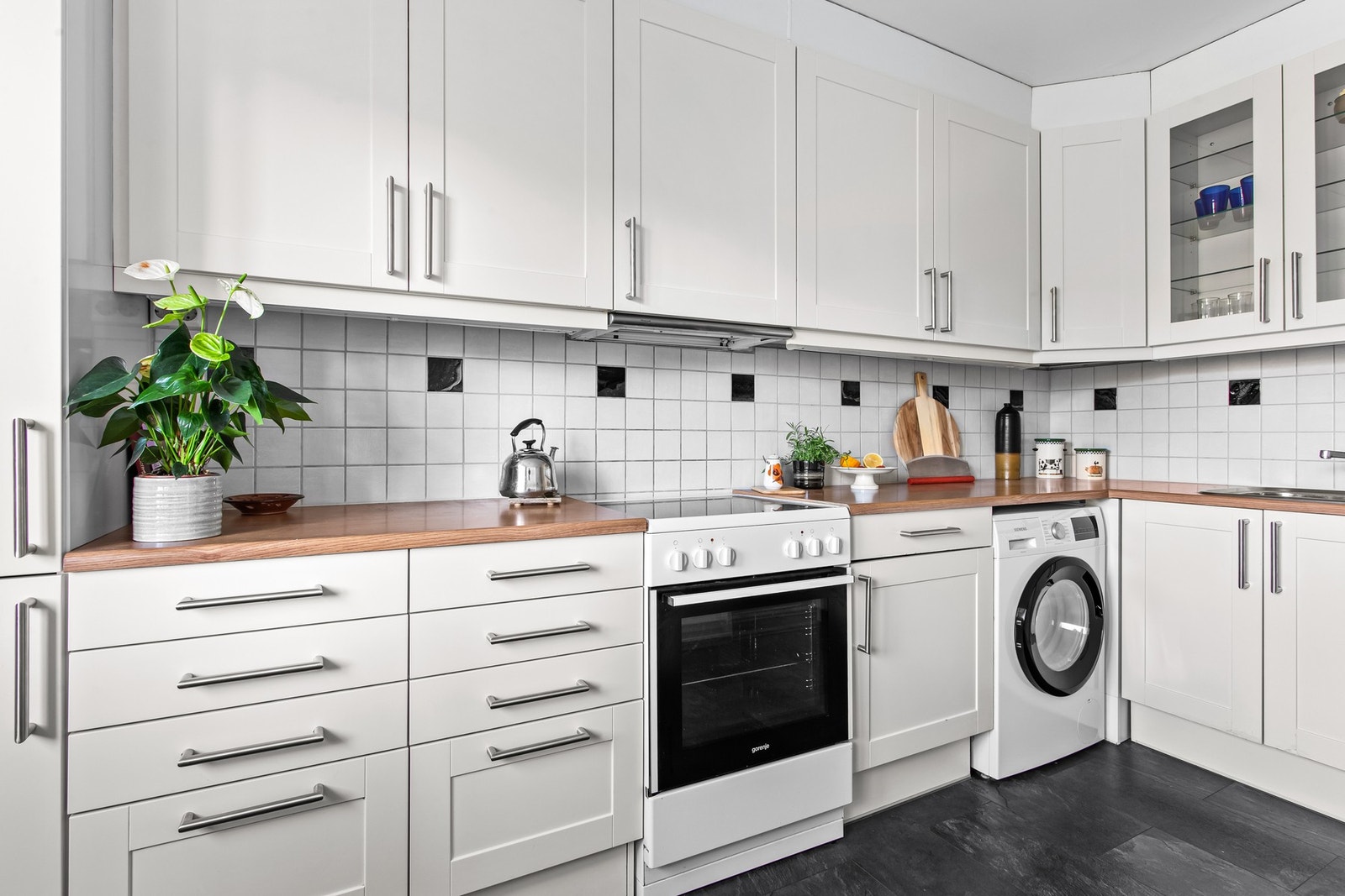 Innredningen er ny fra 2007 og er fra kvalitetsleverandøren HTH. Medfølgende hvitevarer. Galleribilde