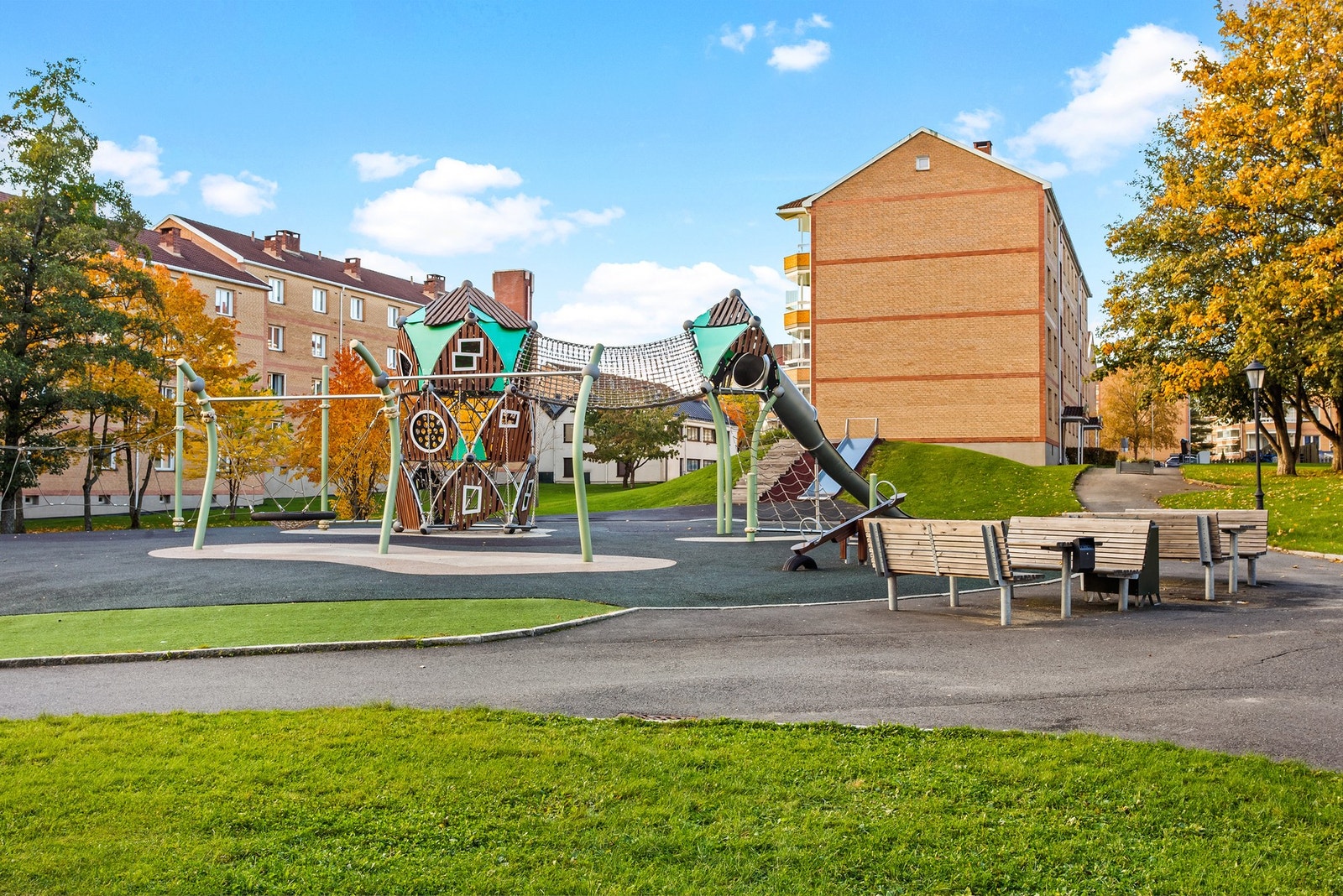 Lekeplassen har umiddelbar nærhet til inngangsdøren til blokken leiligheten ligger i. Galleribilde