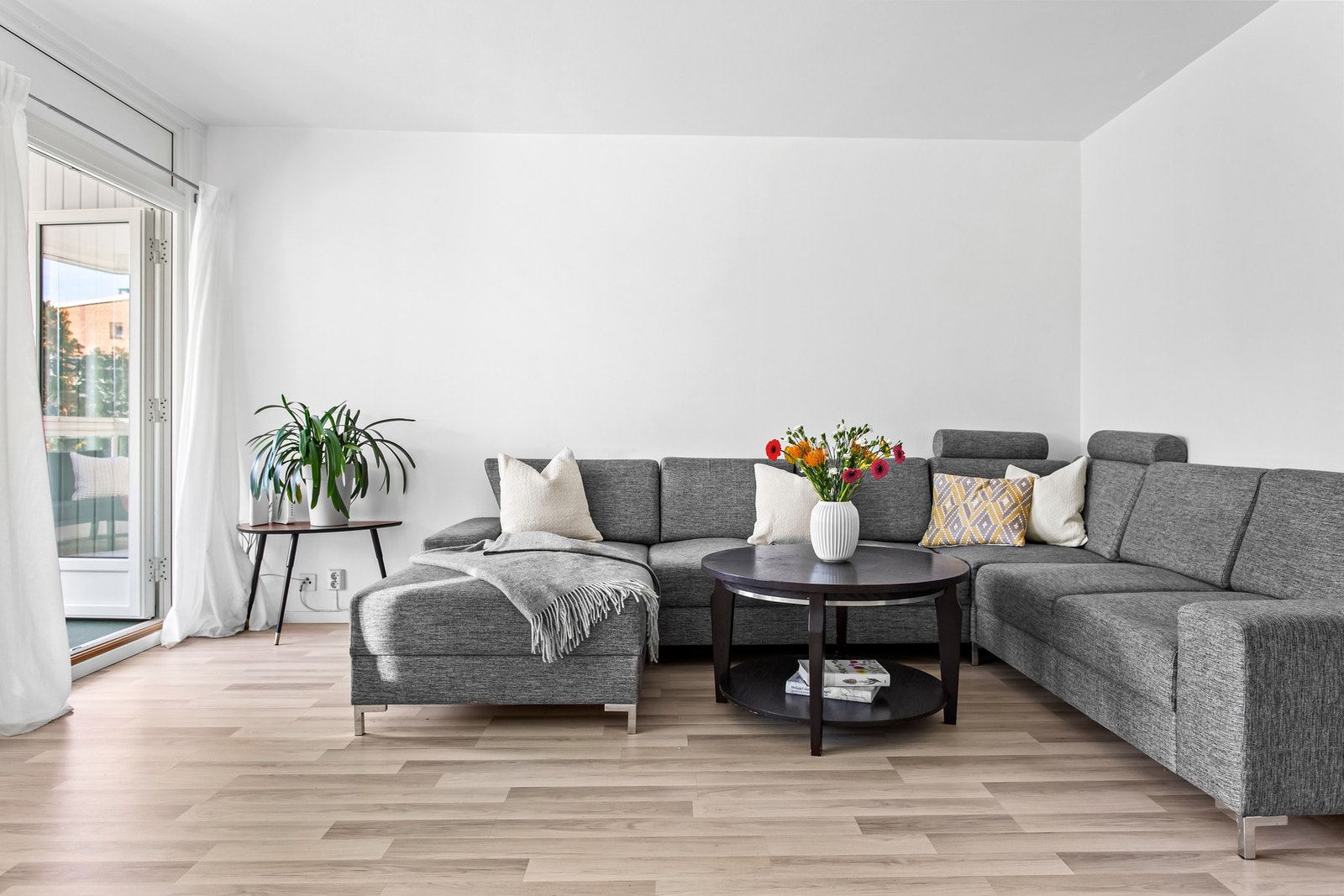 Stuen har god plass til romslige sofa- og medieløsninger. Galleribilde