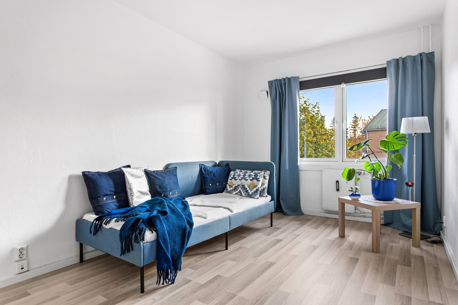 Leiligheten har to koselige soverom hvor hovedsoverommet har god plass til dobbeltseng med tilhørende nattbord. Galleribilde