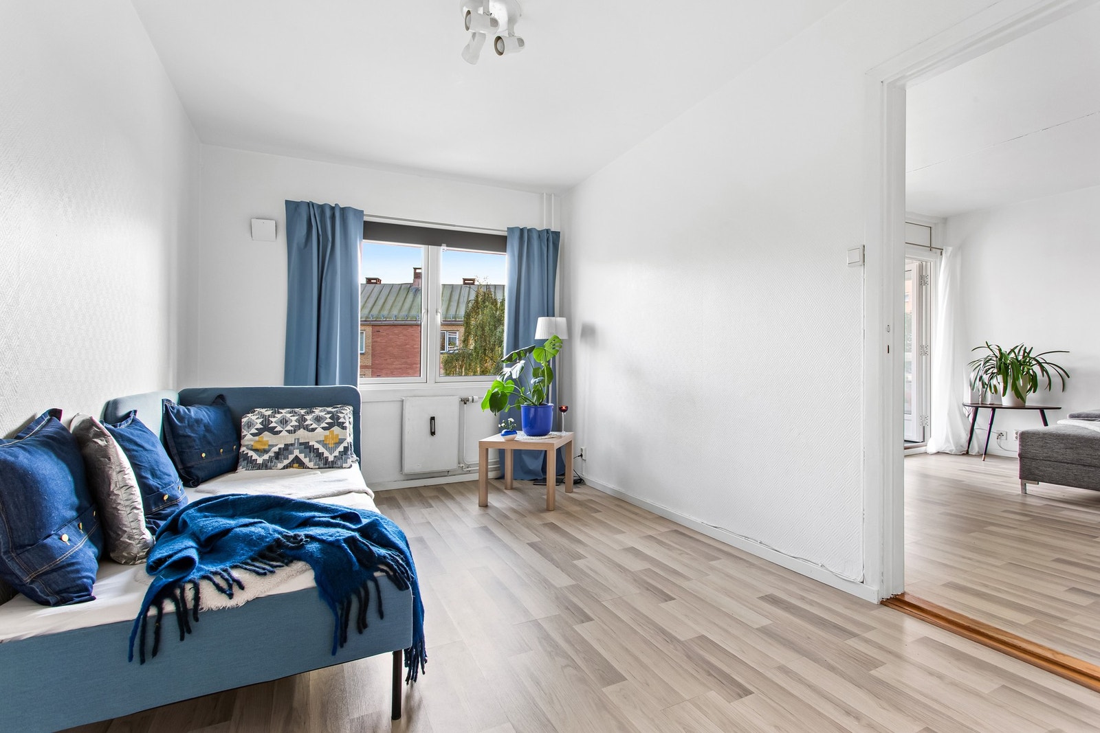 I tillegg til seng har rommet plass til garderobeløsninger. Galleribilde