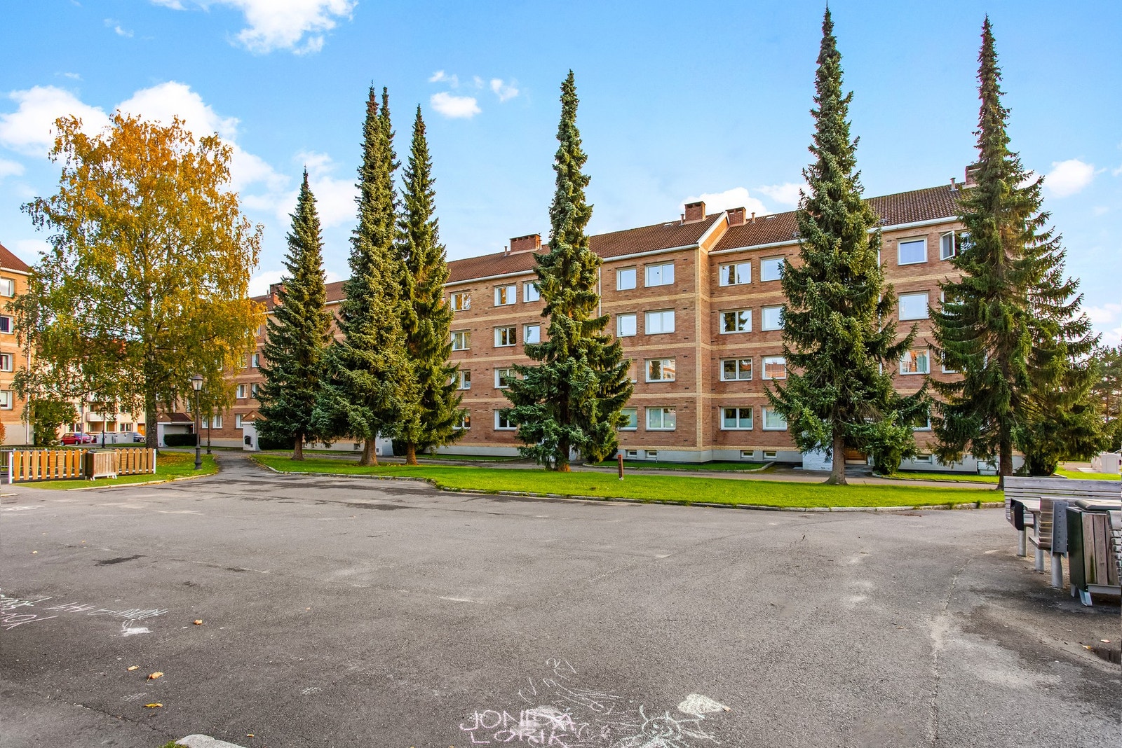 Borettslaget leier ut parkeringsplasser etter ventelister. Ellers godt med gateparkering. Galleribilde