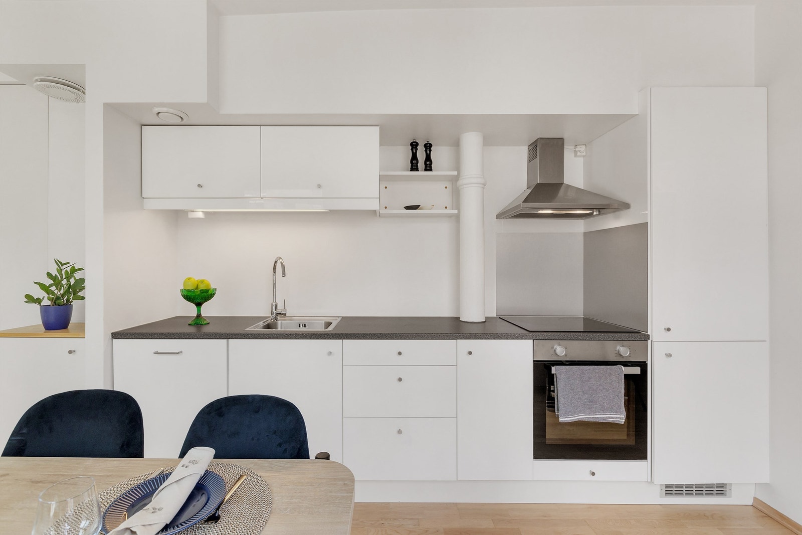 Lys kjøkkeninnredning fra 2010 med hvite og slette fronter. Galleribilde