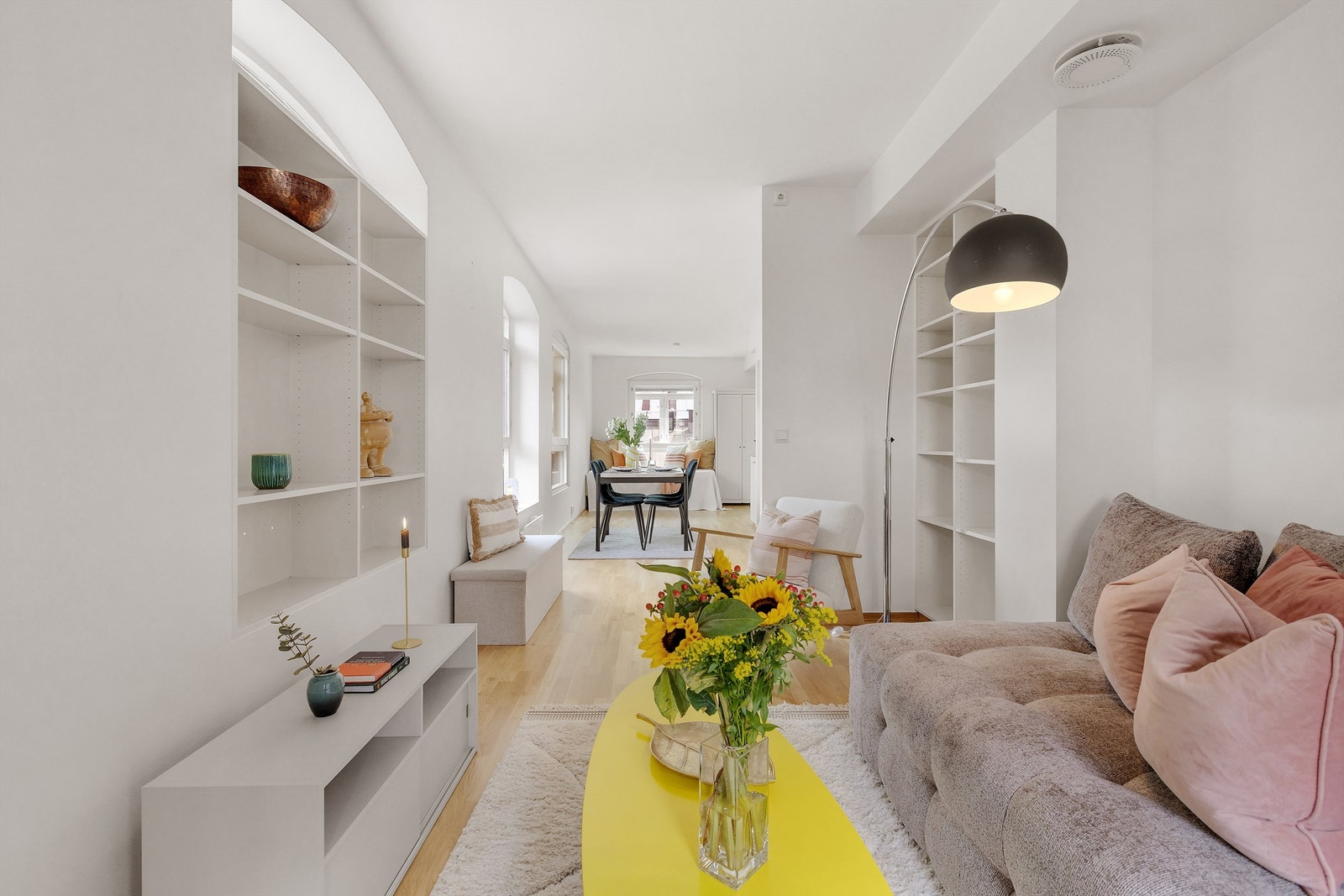 Romslig stue/kjøkken/soverom med plass til sofa, stuebord, spisebord, seng og mediemøblement. Galleribilde