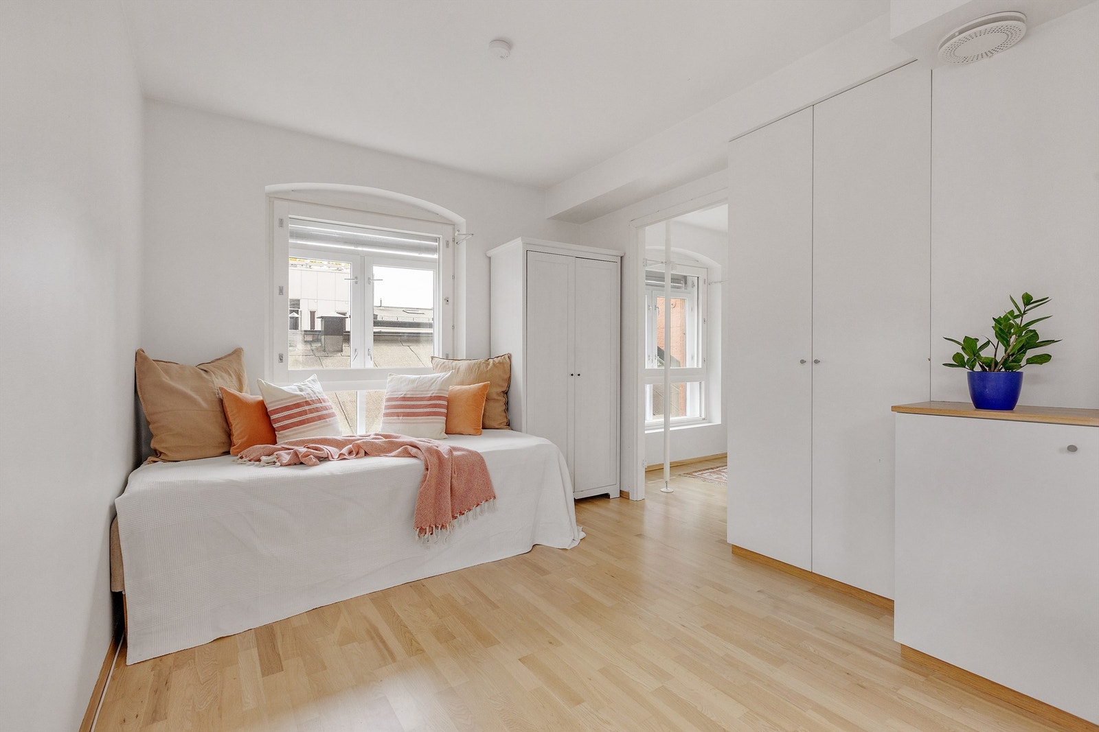 God plass til å sette inn seng eller sovesofa ved vindu. Galleribilde