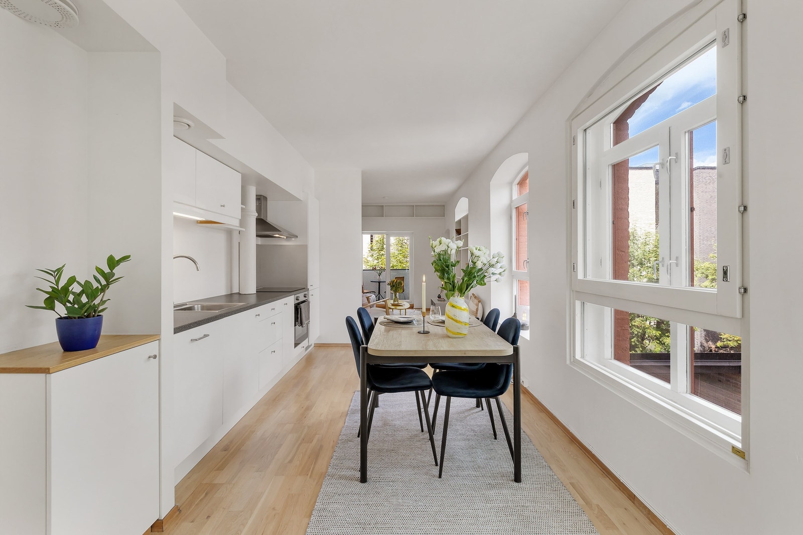 En lys og innbydende fabrikkleilighet med sentral beliggenhet på Tøyen med kort vei til alt du trenger i hverdagen. Galleribilde