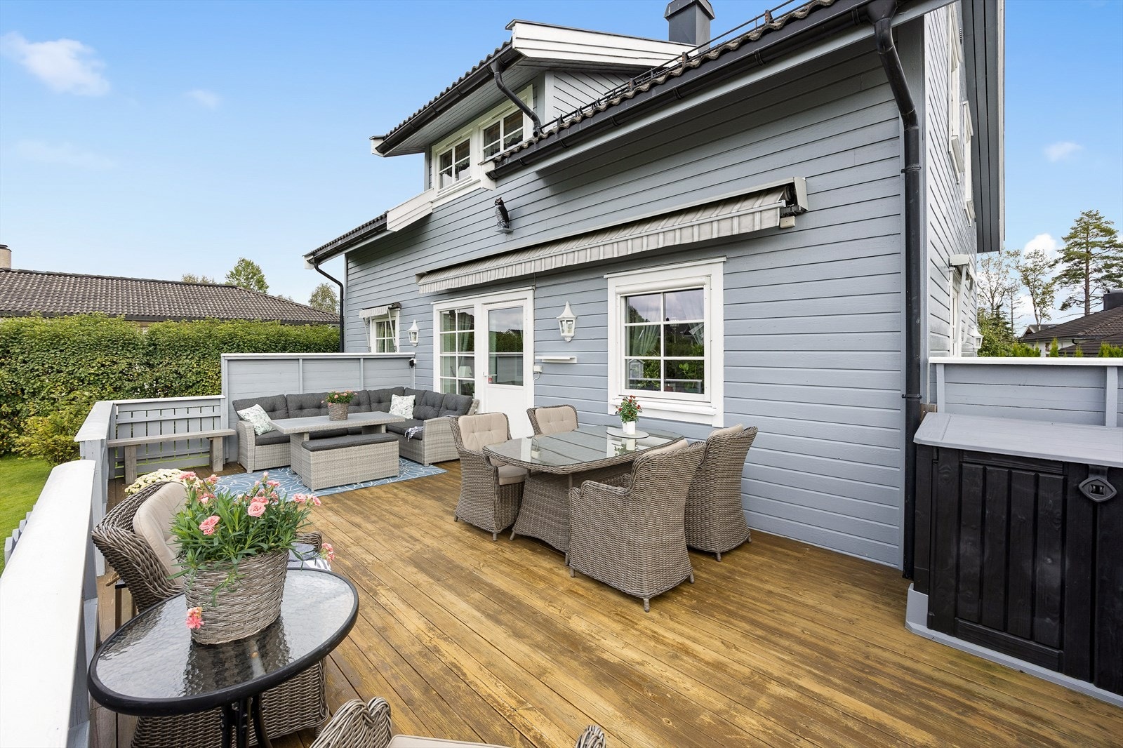 Romslig terrasse med sittegruppe og spiseplass Galleribilde