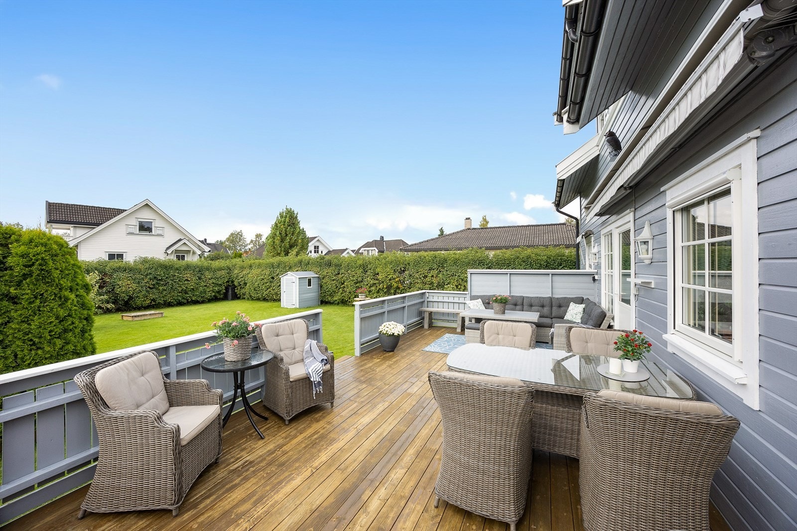 Terrasse med utsikt over den velstelte hagen Galleribilde