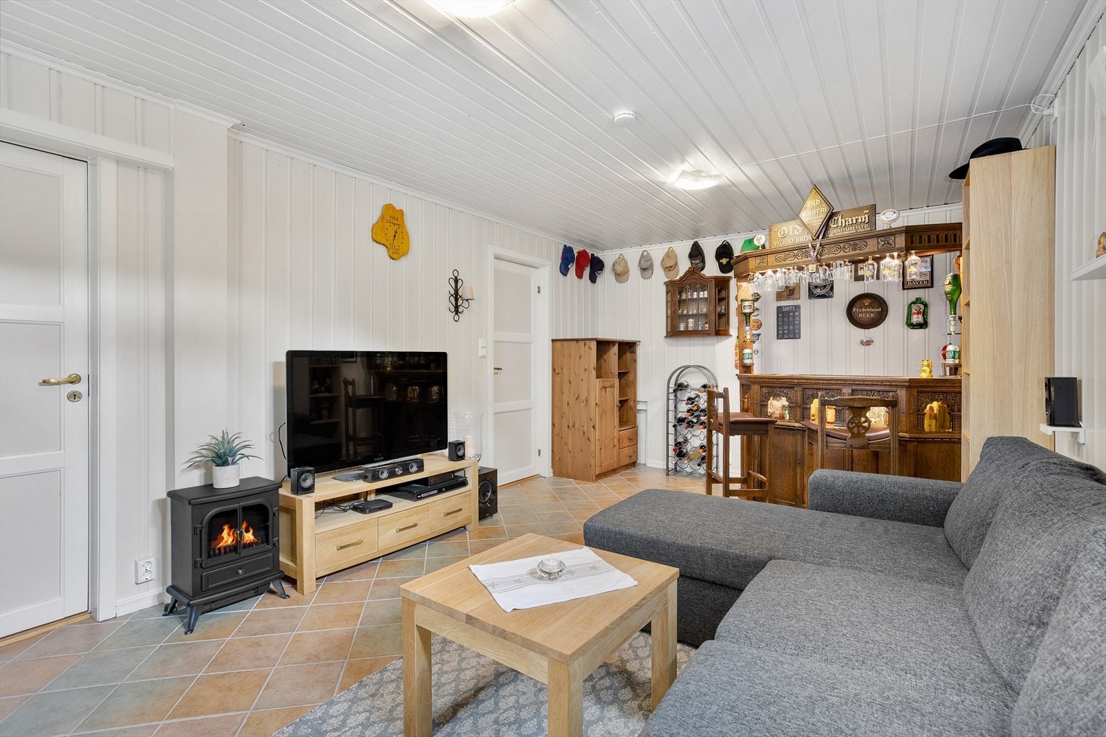 Kjellerstue med TV-område og bar Galleribilde