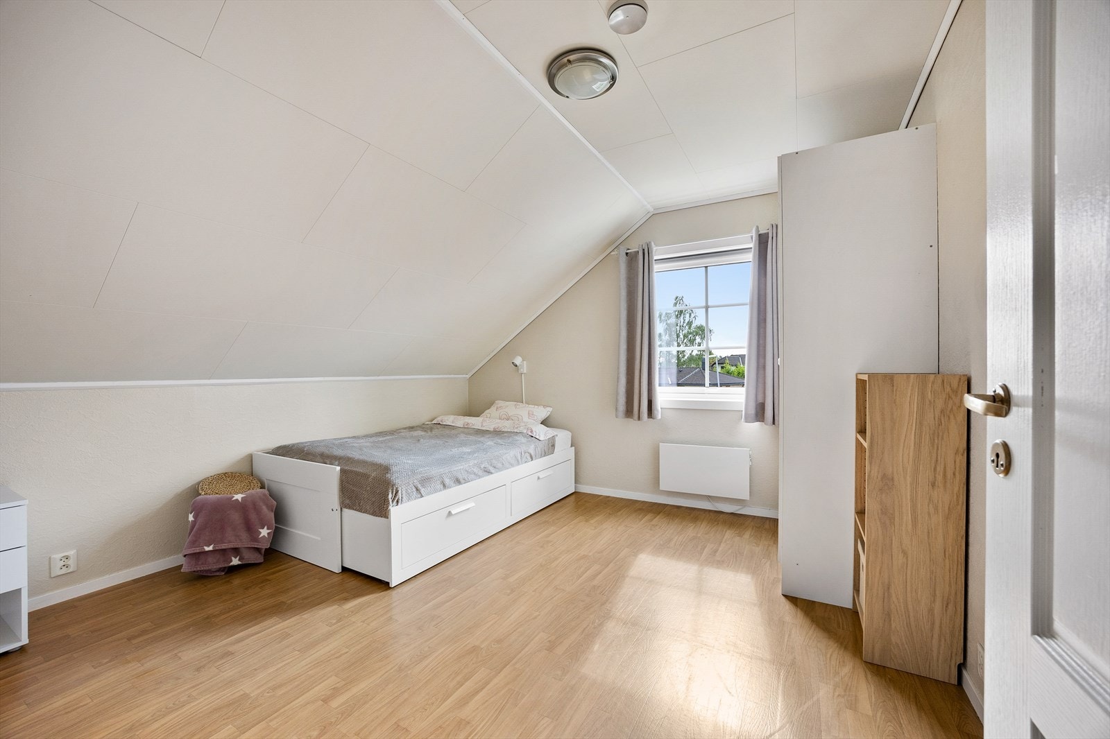 Lyst og romslig soverom 3 med plass til seng og skrivebord Galleribilde