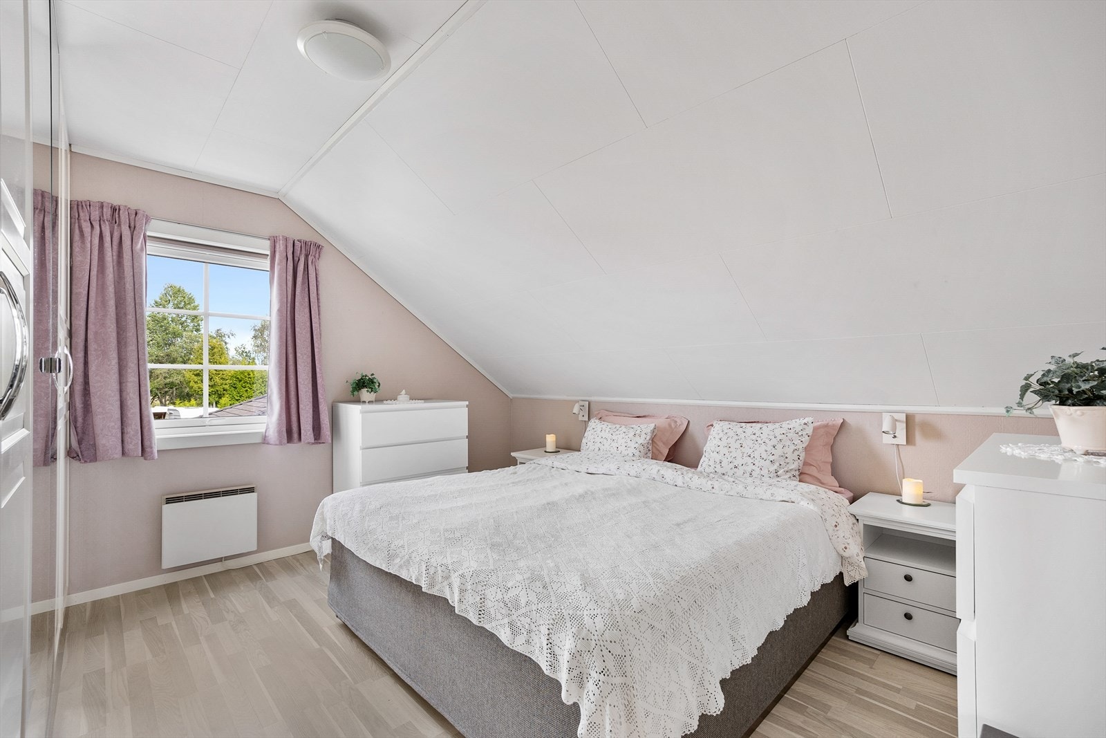 Hovedsoverom med store vinduer og garderobeskap Galleribilde