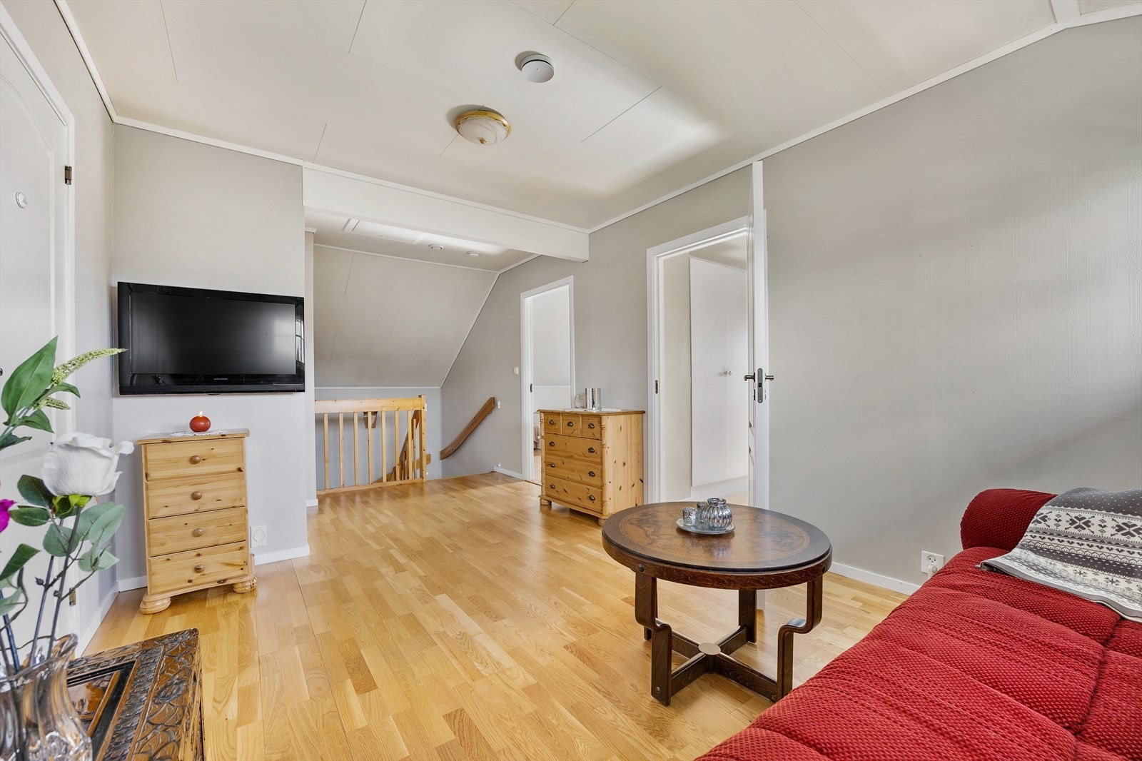 Romslig loftstue med TV-område Galleribilde