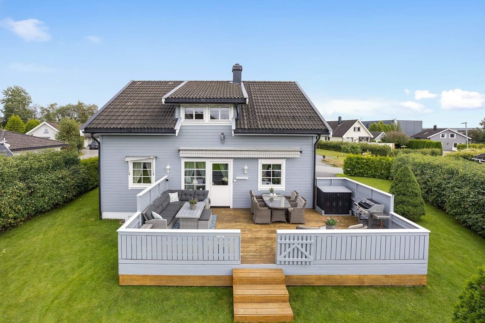 Boligen har en romslig terrasse og velstelt hage Galleribilde