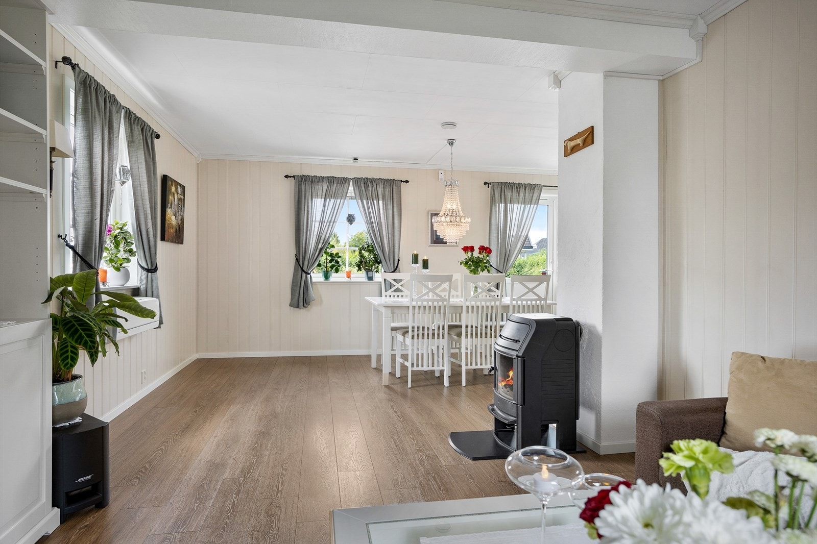 Spisestue med store vinduer og utsikt til hagen Galleribilde