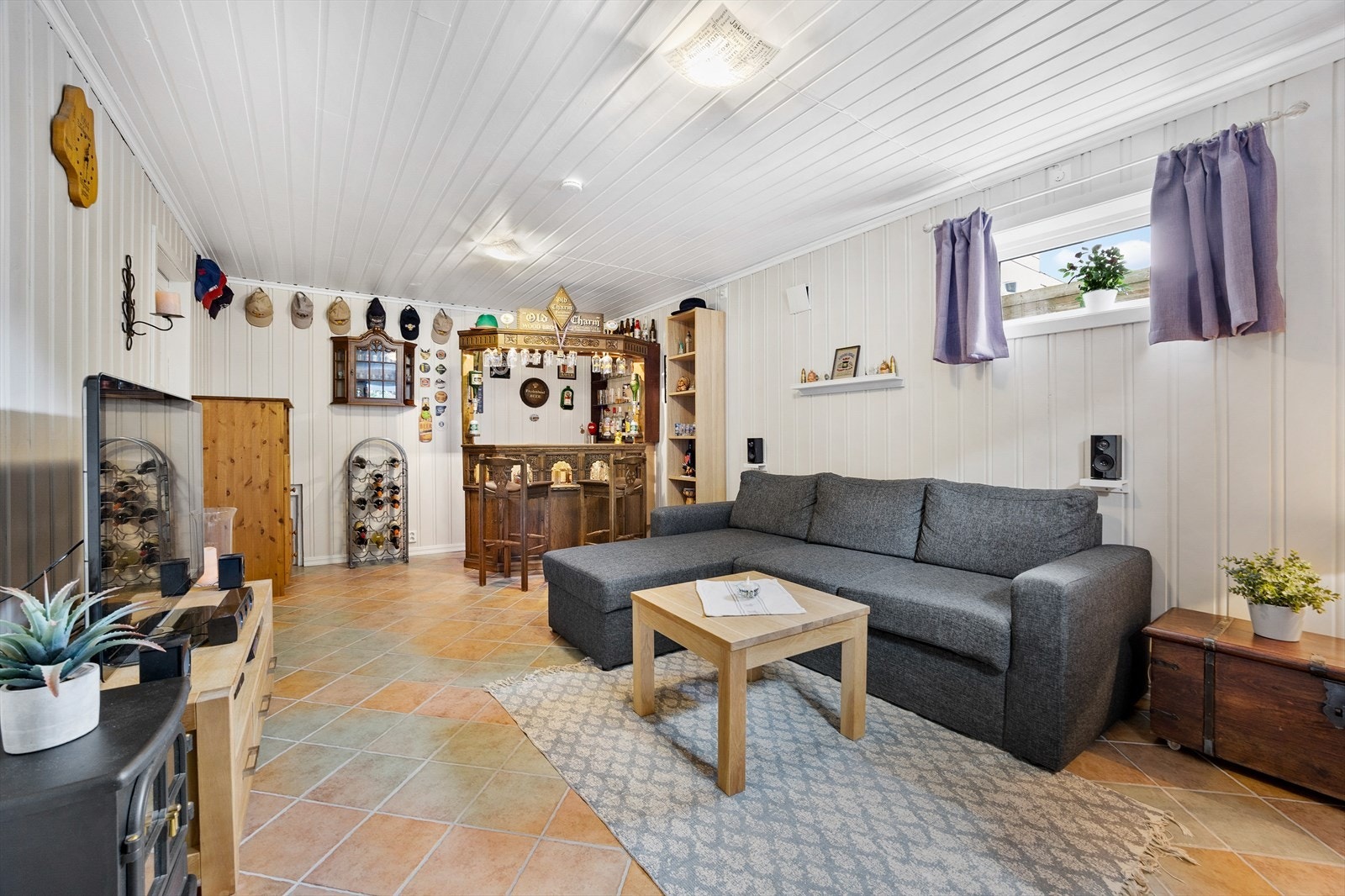 Kjellerstue med bar og god plass til avslapning Galleribilde