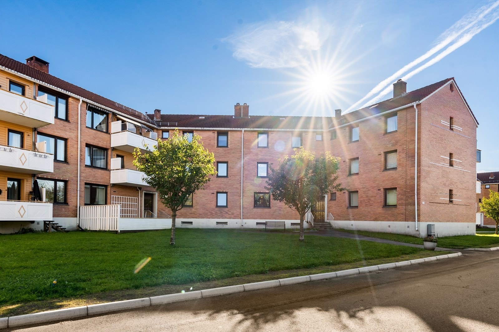 Blokken har et pent inngangsparti, og borettslaget har egen heltidsansatt vaktmester som holder orden på fellesarealene. Galleribilde