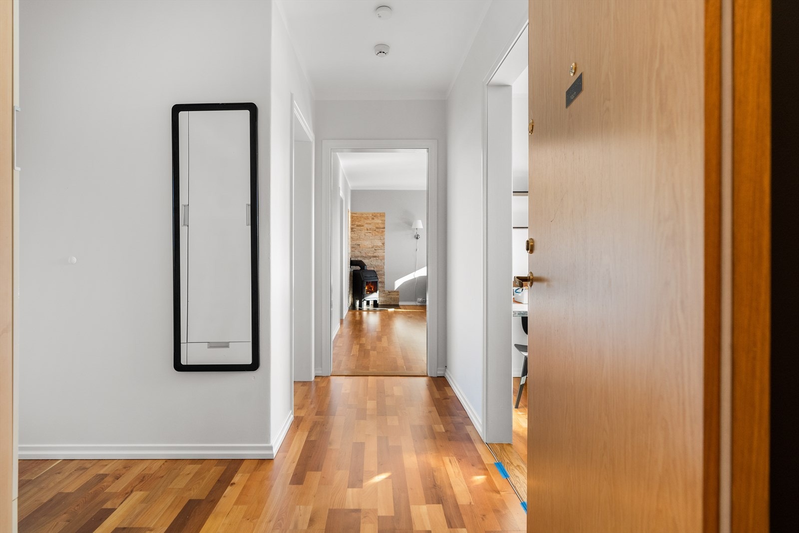 Boligen har en lys og innbydende entré med plass til å henge fra seg yttertøy. Galleribilde