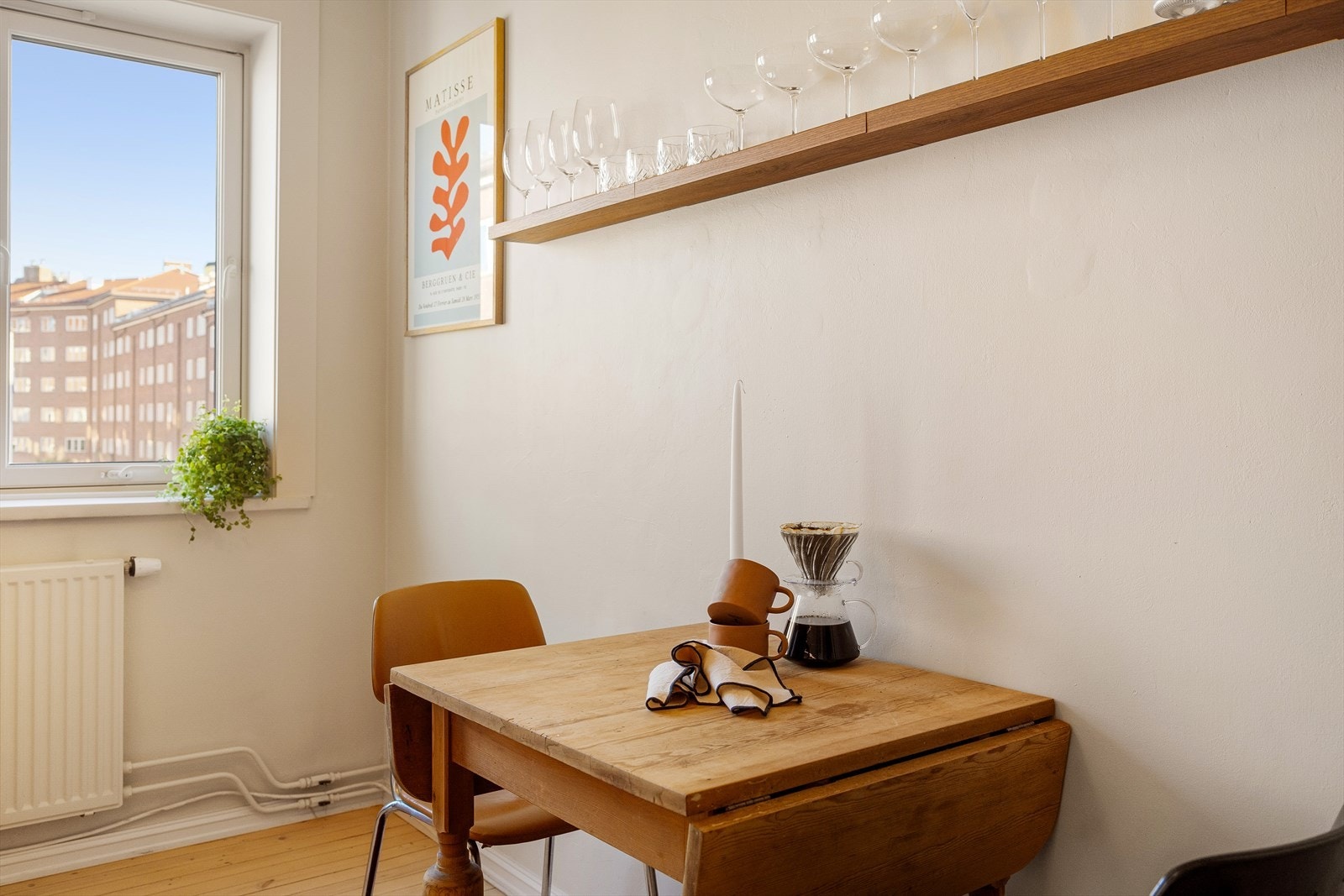 Det er plass til hyggelig spisekrok ved vinduet. Galleribilde