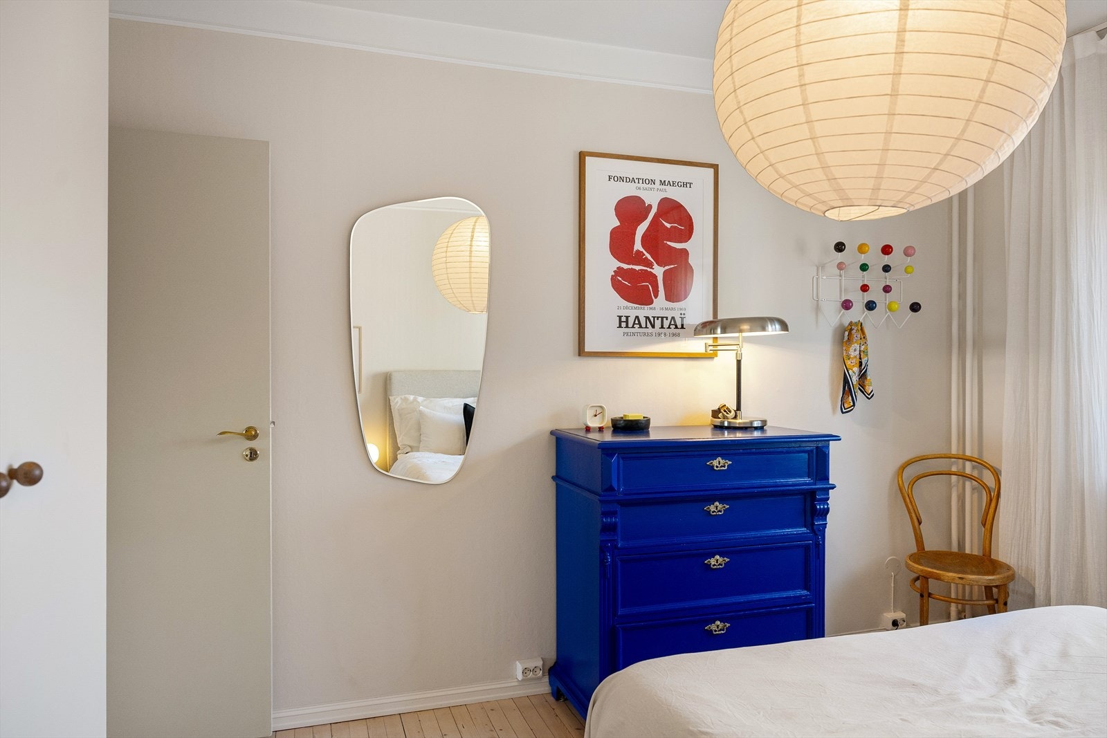 Soverommet er nylig malt, og holdt i en lys farge som passer godt med tregulvet. Galleribilde