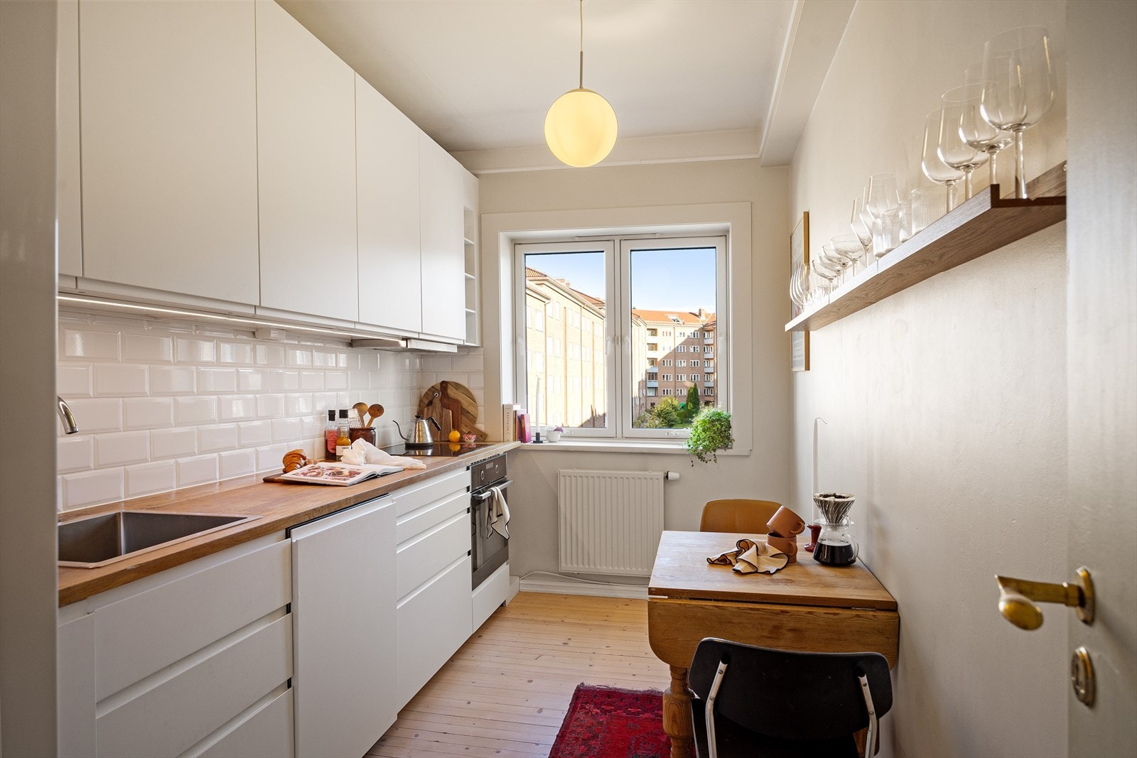 Lyst og moderne kjøkken fra 2016 med spiseplass. Galleribilde