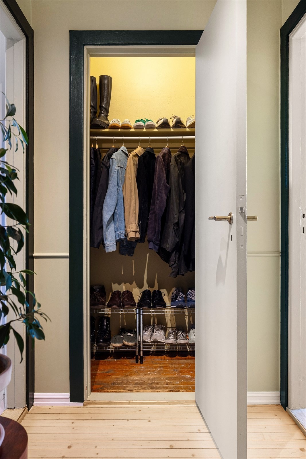 Det er god plass til oppbevaring av sko og yttertøy i den innvendige boden. Galleribilde