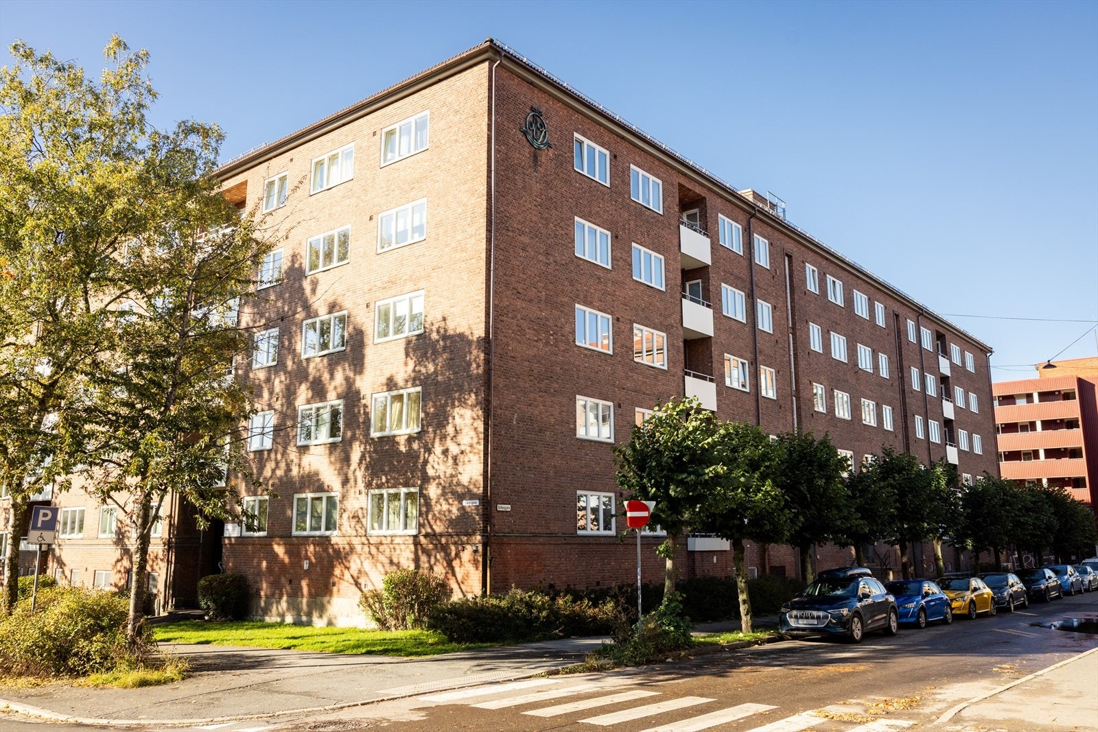 Boligen ligger tilbaketrukket fra Trondheimsveien og Sars gate med inngang fra enveiskjørte og rolige Solhauggata. Galleribilde