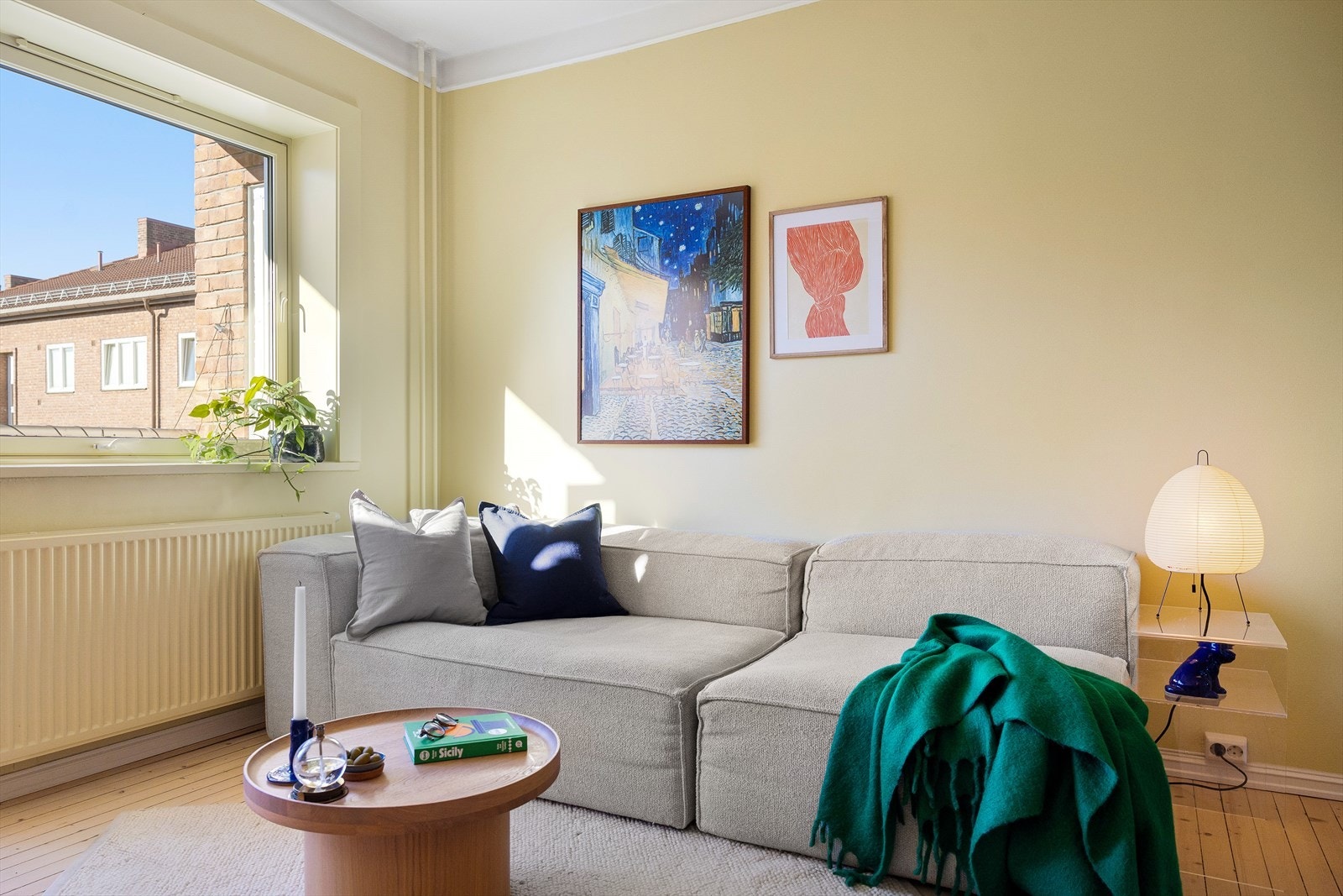 Stuen har en god takhøyde på 2,63 meter som gir en luftig og god romfølelse. Galleribilde