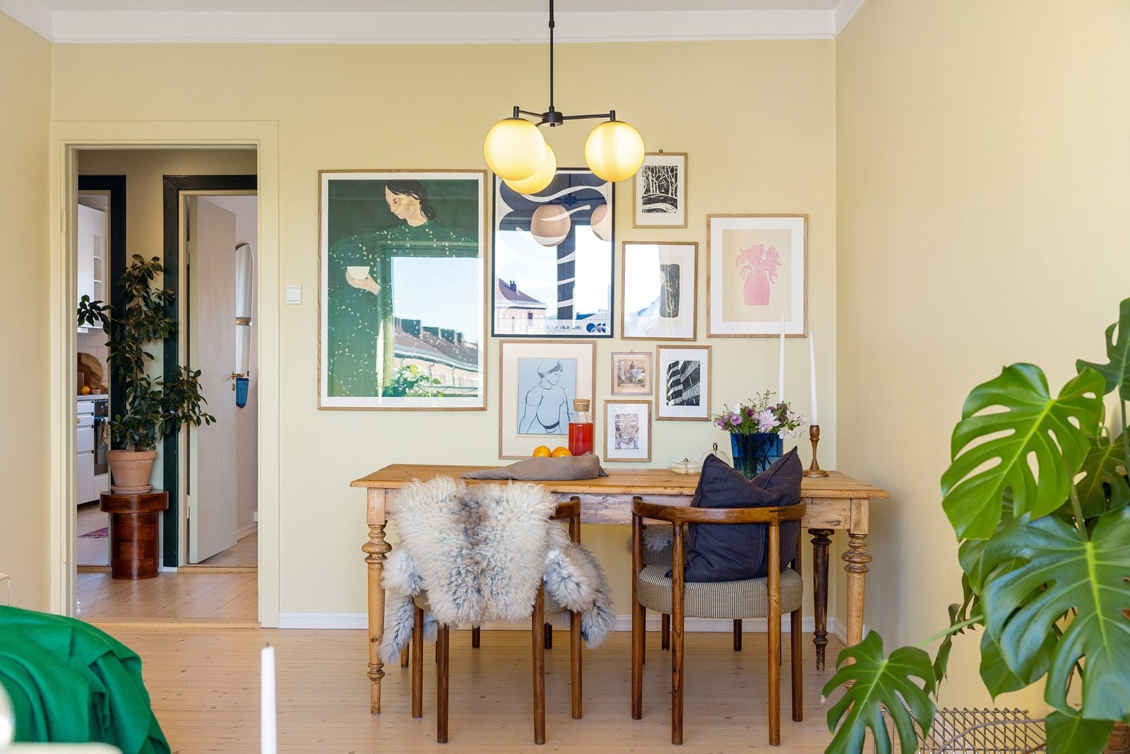 I stuen er det god plass til stor spisegruppe. Galleribilde