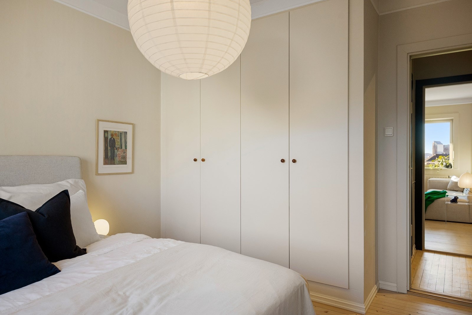 Godt med lagringsplass i stort garderobeskap. Selger har bygget inn garderoben. Galleribilde